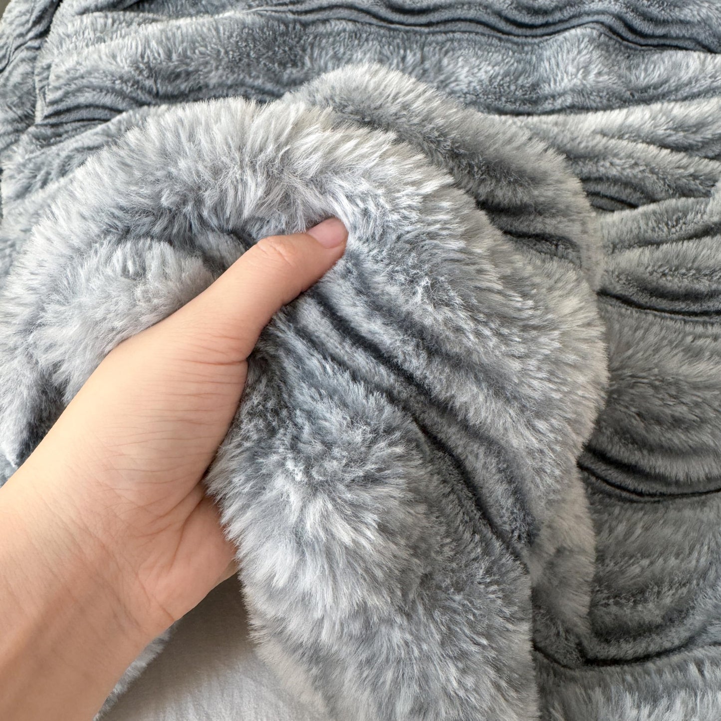 Luxury Wave-Textured Faux Fur Throw Blanket for Couch, Fuzzy Soft Plush Thick Bubble Blanket for Sofa Bedroom Living Room, 50 * 60 Inches