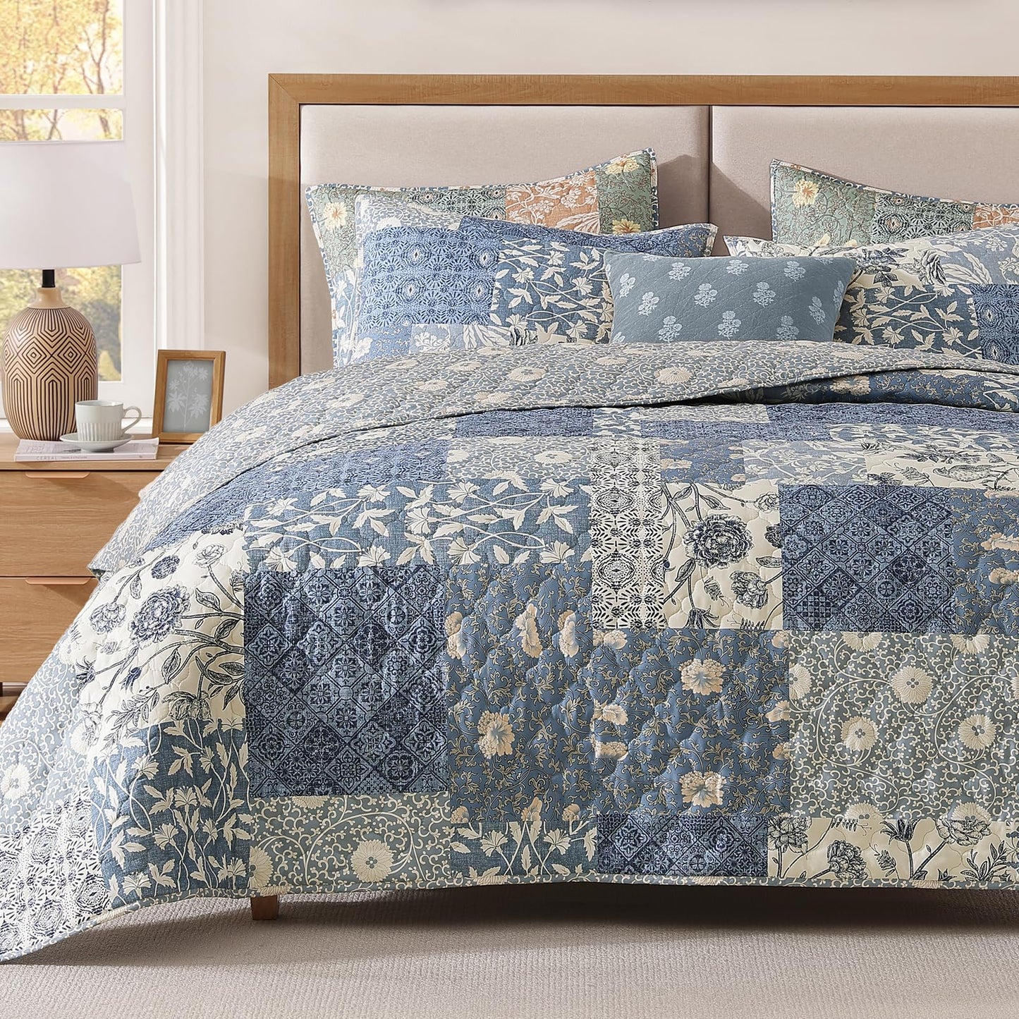 CASAAGUSTO Queen Quilt Set - 3 Pieces Patchwork Blue Quilt Bedding Set, Lightweight Queen Bedspread Coverlet, Reversible Floral Bed Cover for All Seasons (90"x94", 1 Quilt + 2 Pillow Shams)