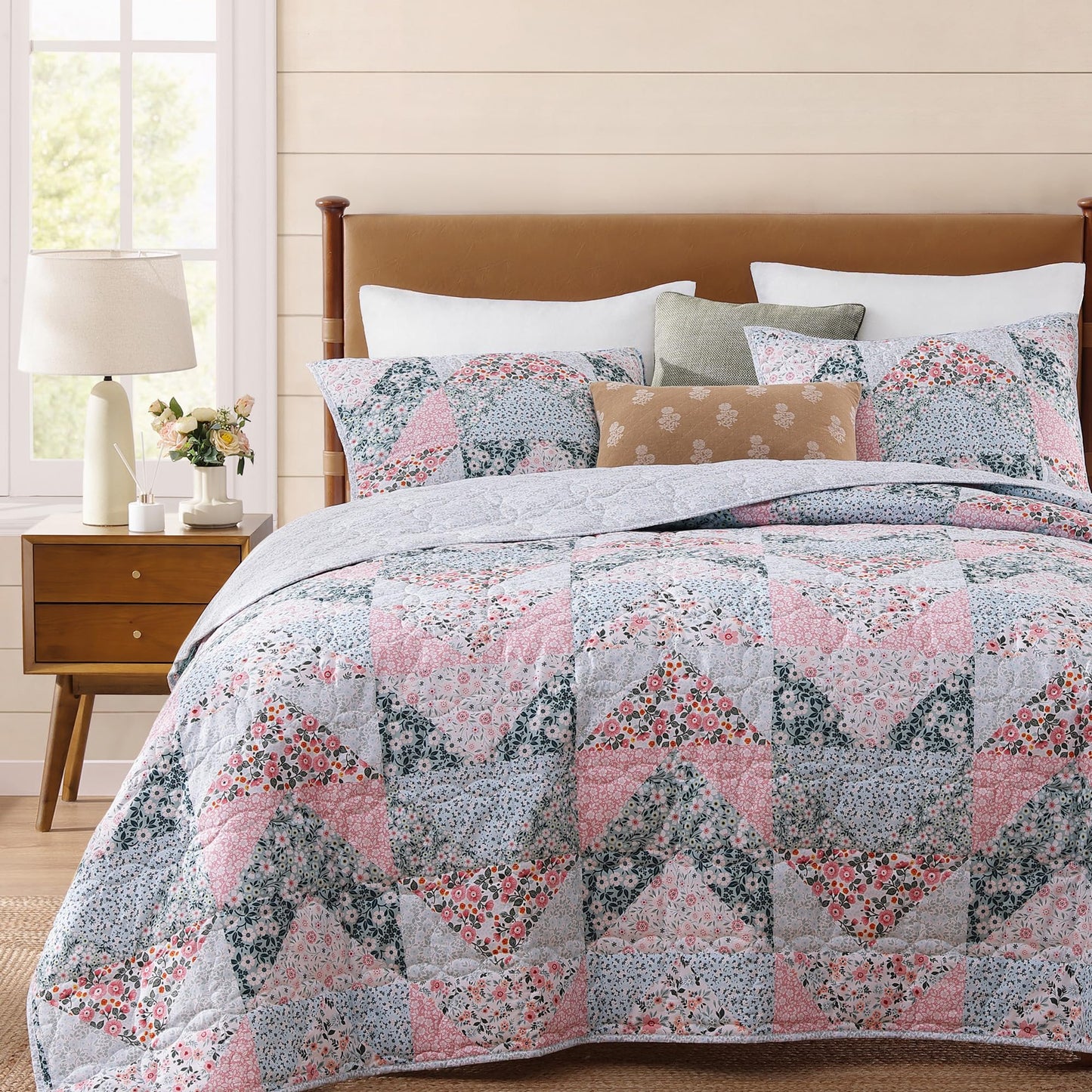 BLOOMHAVEN Quilt Set Queen Size, Patchwork Pink Floral Quilt Sets, Reversible Bedspread Lightweight and Breathable for All Seasons, Soft Quilted Bedspread with 2 Pillow Shams