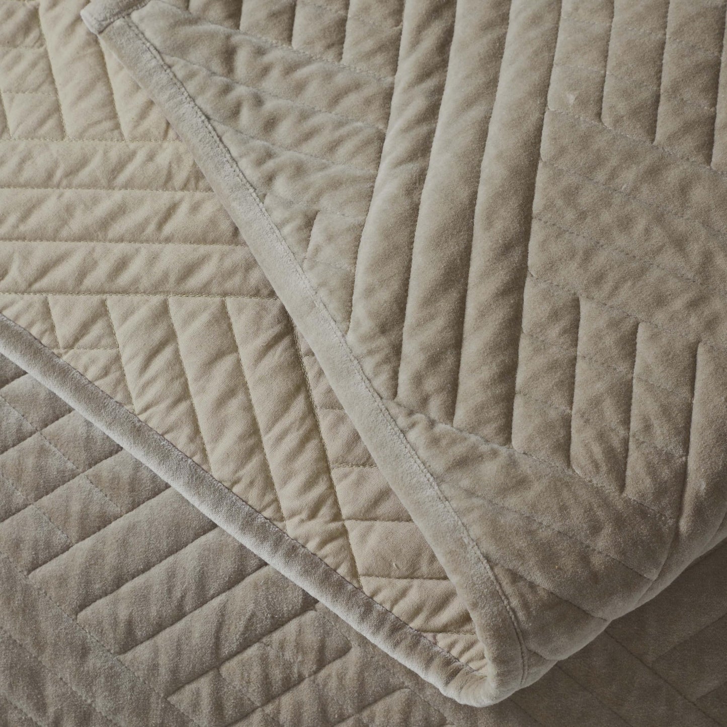 Superior 100% Cotton Velvet Quilt, 1 Lightweight Breathable Coverlet, Luxury Home Decor, Comfy Home Essential Bedding, Cotton Fill, Geometric Aesthetic, Karina Collection, Throw Size, Light Brown