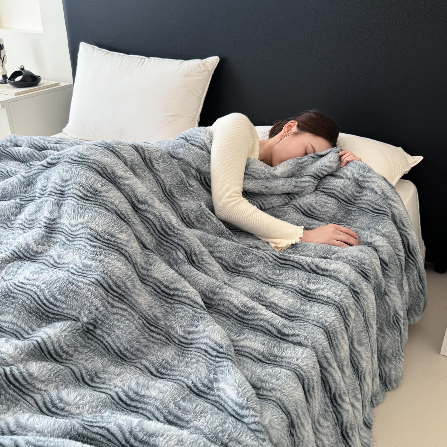 Luxury Wave-Textured Faux Fur Throw Blanket for Couch, Fuzzy Soft Plush Thick Bubble Blanket for Sofa Bedroom Living Room, 50 * 60 Inches