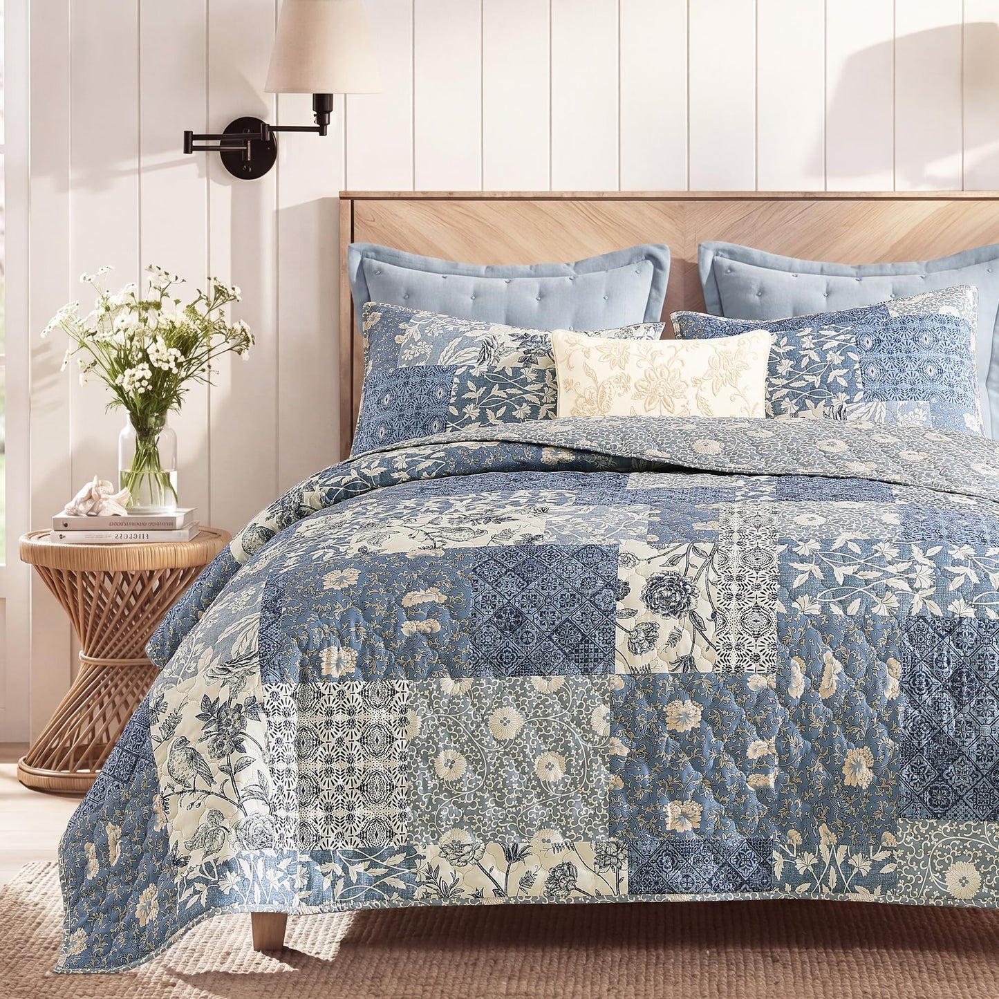 BLOOMHAVEN Quilt Set Queen Size, Patchwork Blue Floral Quilt Sets, Reversible Bedspread Lightweight and Breathable for All Seasons, Soft Quilted Bedspread with 2 Pillow Shams