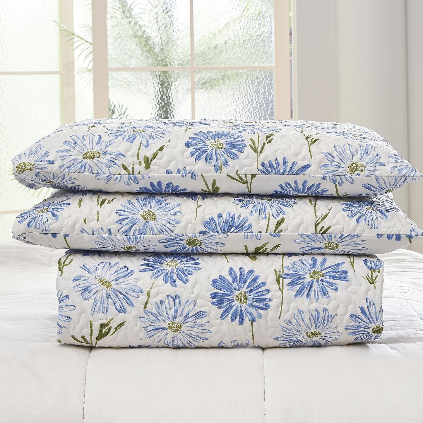 WHWODIDE Boho Floral Quilt Set King Lightweight Microfiber Bedspread Coverlet, Soft All Season Bedding with 2 Pillow Shams, Vintage Botanical Daisy Blue Flower Pattern (Daisy Blue, King)