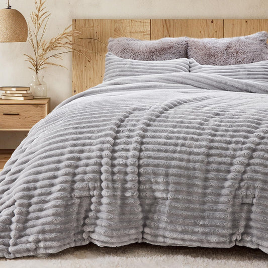 Sasttie King Comforter Set 3 Pieces - Super Soft Fleece Comforters King Size, 1 Luxury Warm Fuzzy Marshmallow Comforter with 2 Pillow Cases, Faux Fur Down Alternative Bedding Set, Light Grey
