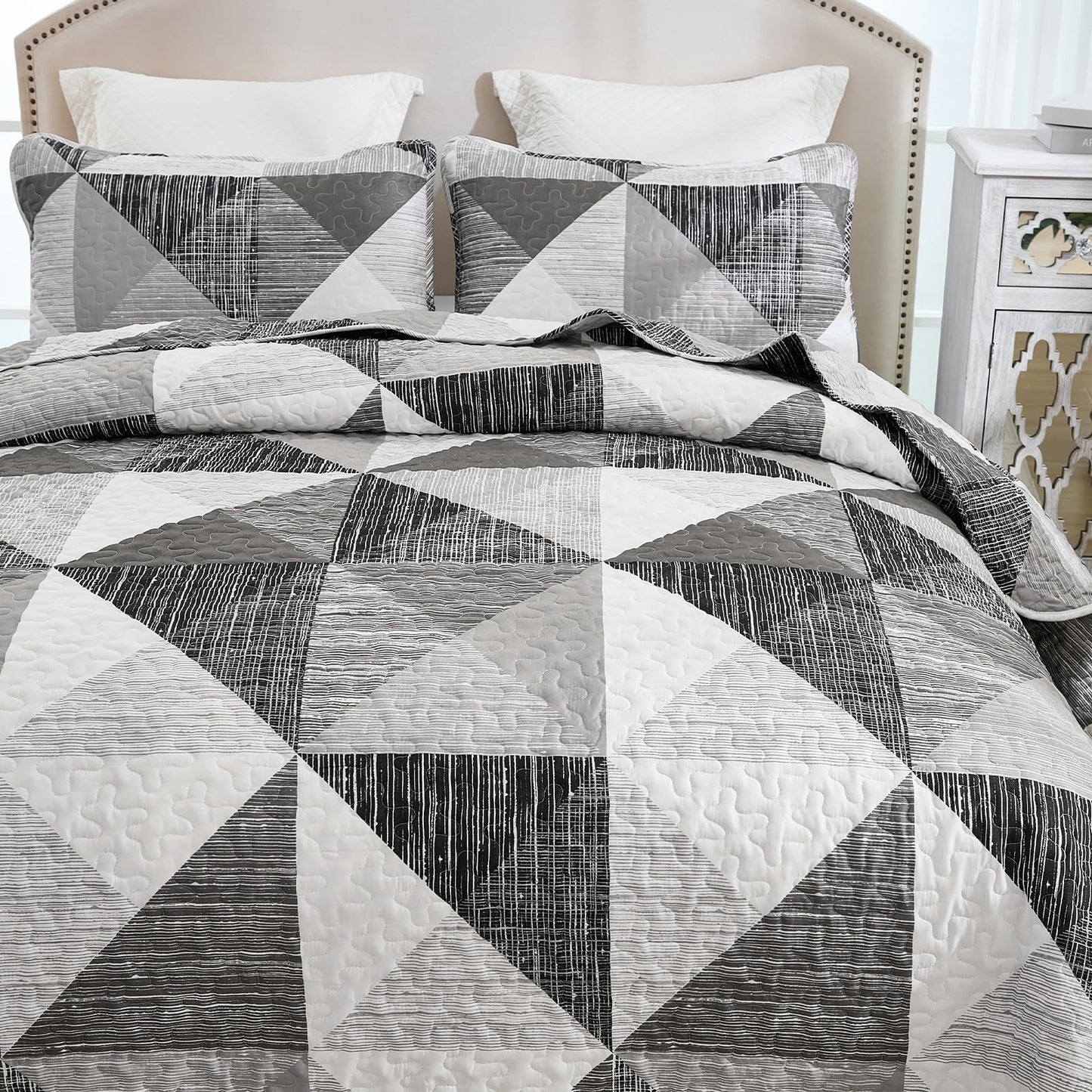 Dintszyayue Quilt Queen Size Grey, 3 Pieces Patchwork Bedspread Bedding for Queen Size Bed, Soft Lightweight Microfiber Geometric Coverlet Set for All Season Quilt with 2 Pillowcases