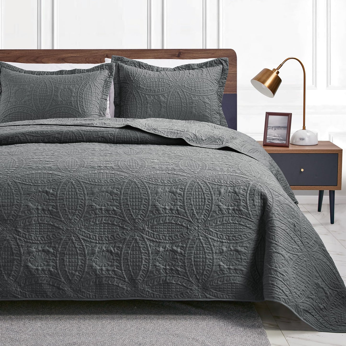 Love's cabin California King Size Quilt Bedding Set Dark Grey Bedspreads - Cal King Lightweight Bedspread Comforter - Coin Pattern Coverlet for All Season - 3 Pieces (1 Quilt, 2 Pillow Shams)