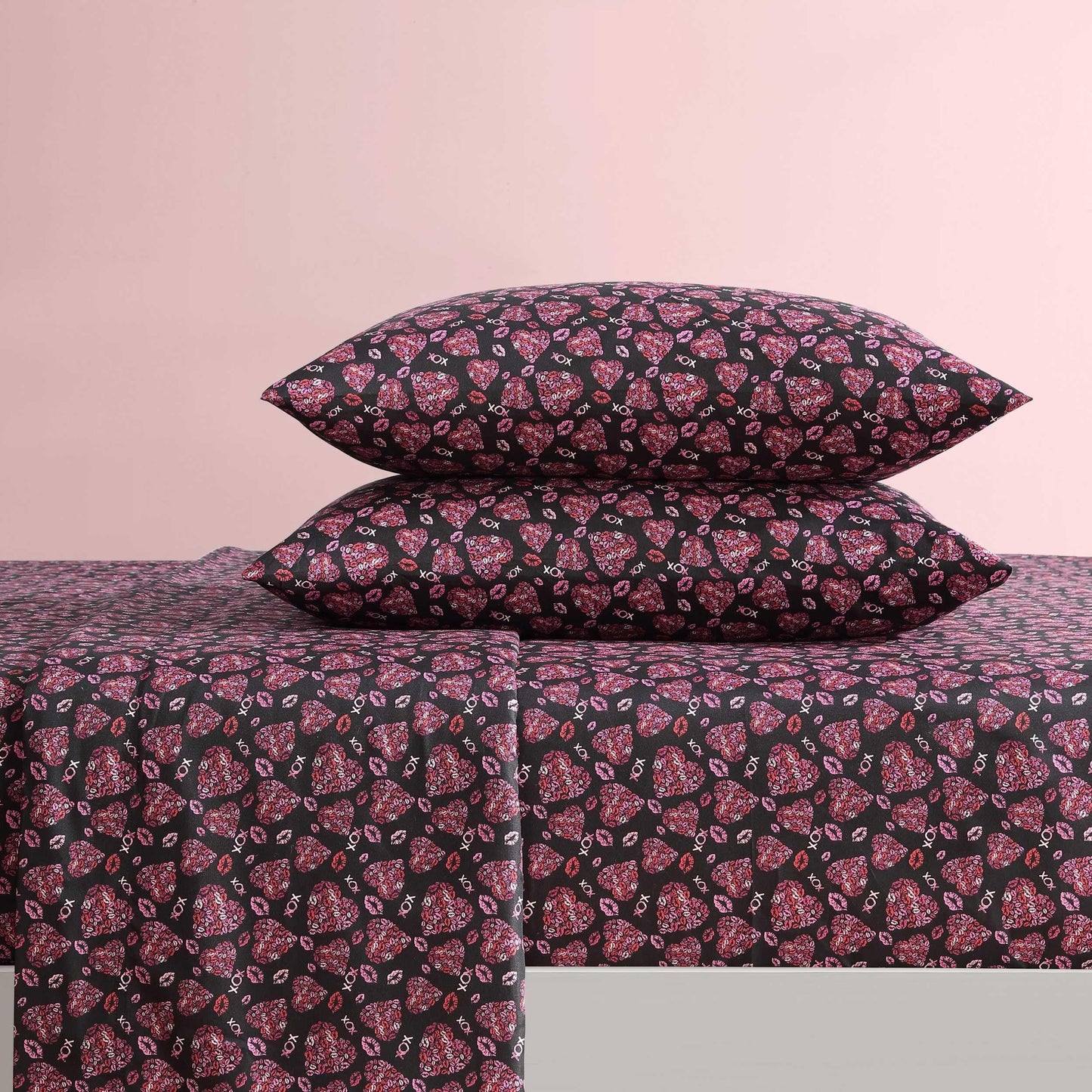Betsey Johnson - Queen Size Sheet Set, Ultra-Soft Bedding with Smooth & Breathable Feel, Deep Pockets, Bed Sheets with Matching Fitted Sheet & Pillowcases (Lipstick Betsey Pink)