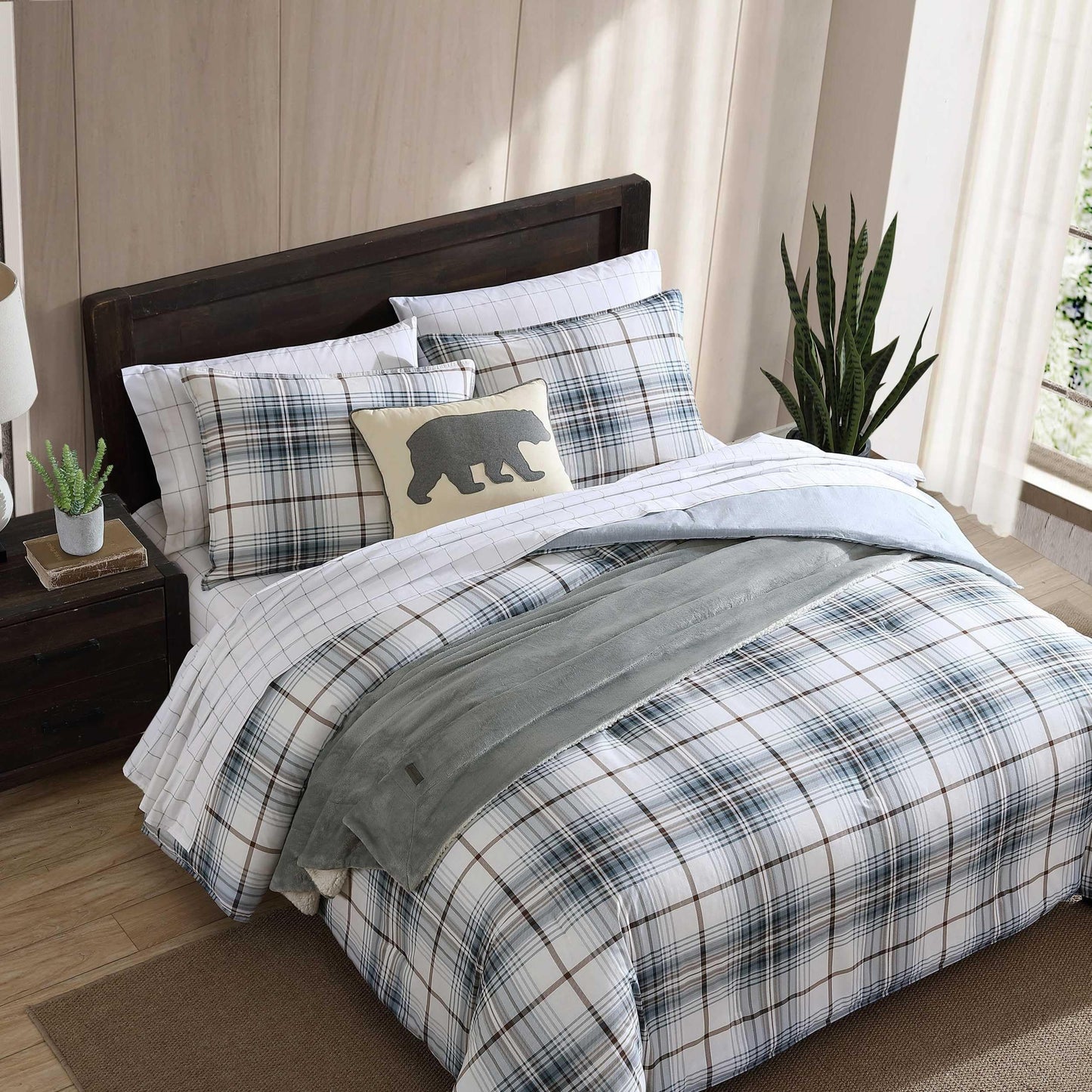 Eddie Bauer - Queen Comforter Set, Crisp & Tailored Cotton Percale Reversible Bedding, Lightweight 3 Piece Bed Set with Matching Pillowcases (Alder Blue/Grey)