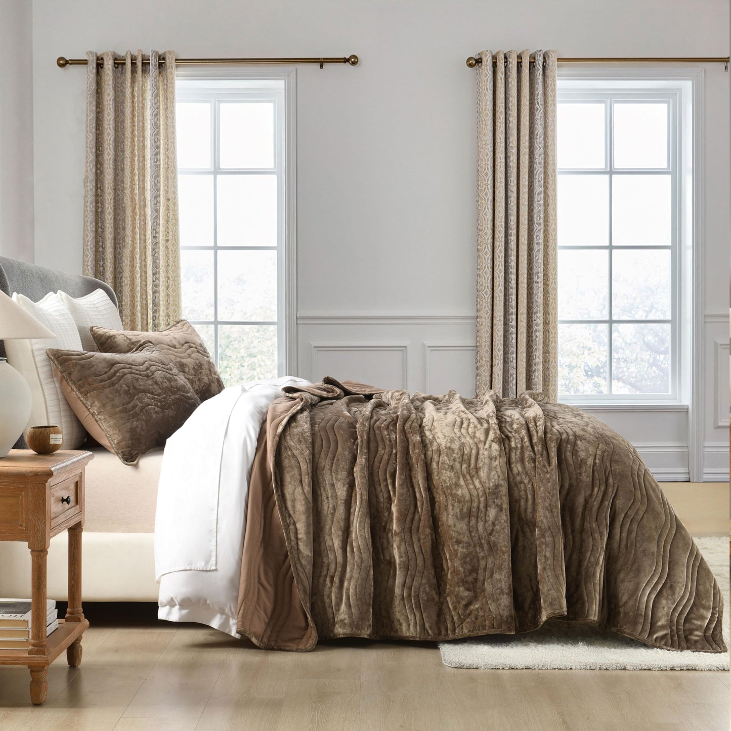 AJOCCI Velvet Quilt Set, Mocha Brown Velvet Quilt King Size Comforter Set, Luxury Bedding Soft Plush Bedspread, Machine Washable Coverlet, All-Season 3 Pieces