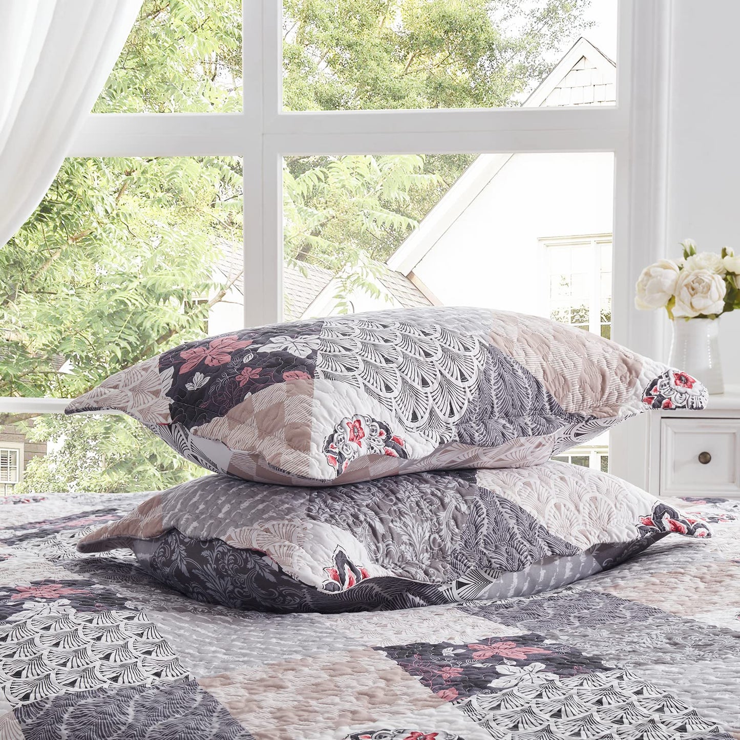 King Size Quilt Set 3 Pieces Lightweight Reversible Bedspread-98''x106'' Soft Patchwork Floral Coverlet Luxurious Warm Microfiber Bed Cover All Seasons Gray Bedding Set(1 Quilt,2 Pillow Shams)