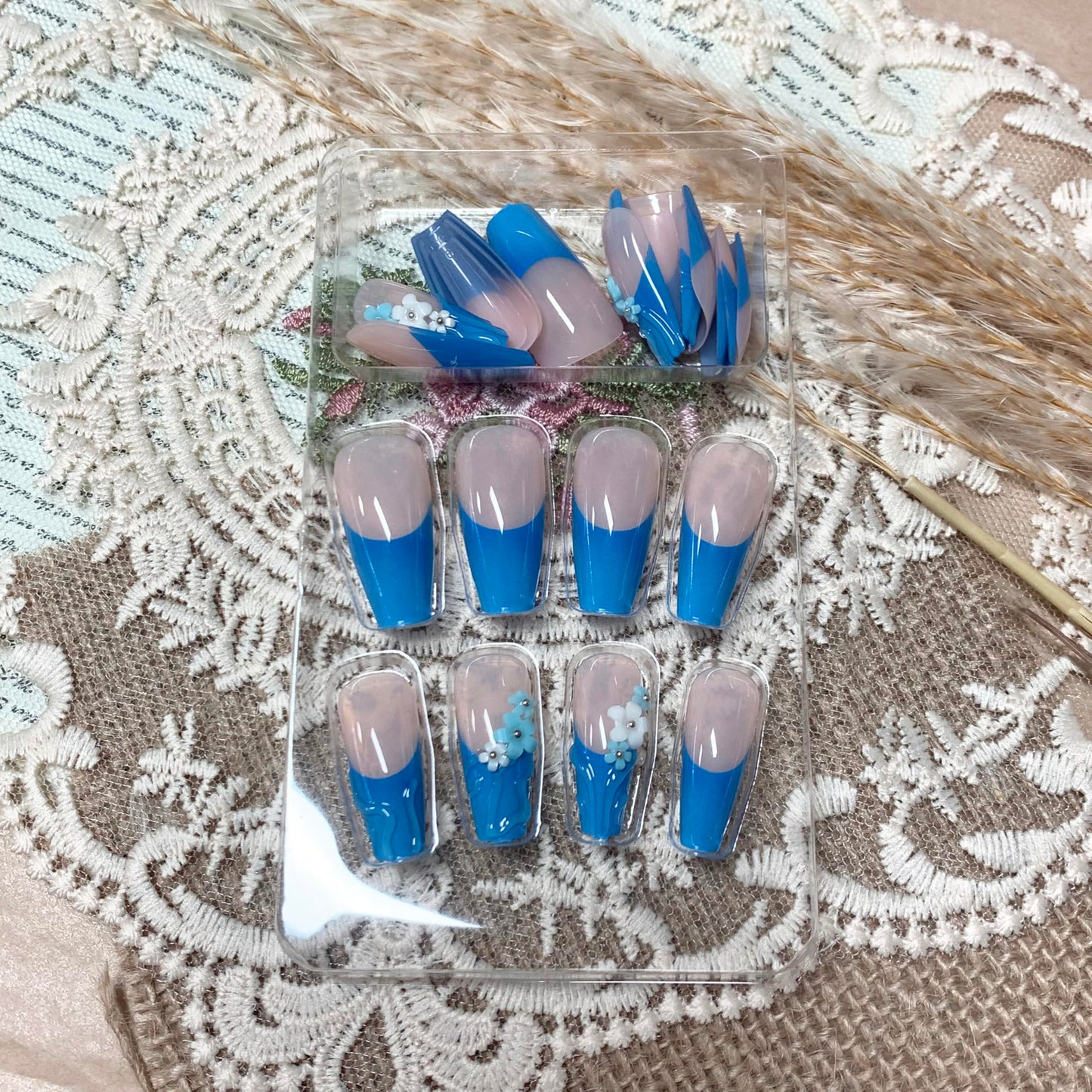 BABALAL Press on Nails Long Coffin Fake Nails Blue French Tip Glue ons with Flower Charm 3D Texture Handmade Design Supplies Art 24Pcs Glossy Manicure Full Cover Acrylic False Nails