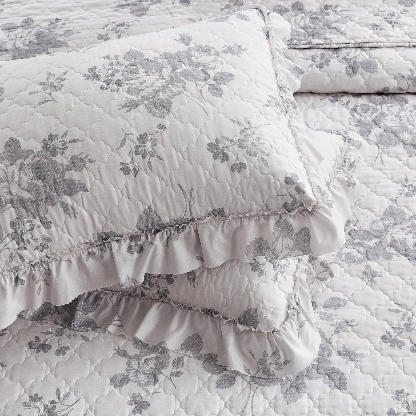 HORIMOTE HOME Greyish Blue Ruffled Quilt King Size with 2 Pillow Shams, Shabby Chic Reversible Floral Bedspread Coverlet, Soft Lightweight Comforter Bed Cover for All Season, 3 Pieces, 106x96 inches