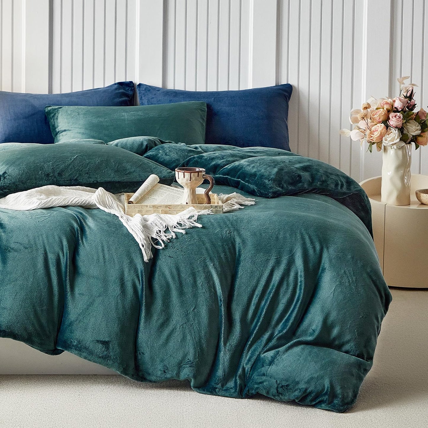 WARMDERN Peacock Blue Velvet Duvet Cover Set Queen Size, Luxury Milk Velvet Bedding Duvet Cover with Zipper Closure, 3pcs Ultra Soft Duvet Covers for All Seasons, 90" x 90", Peacock Blue