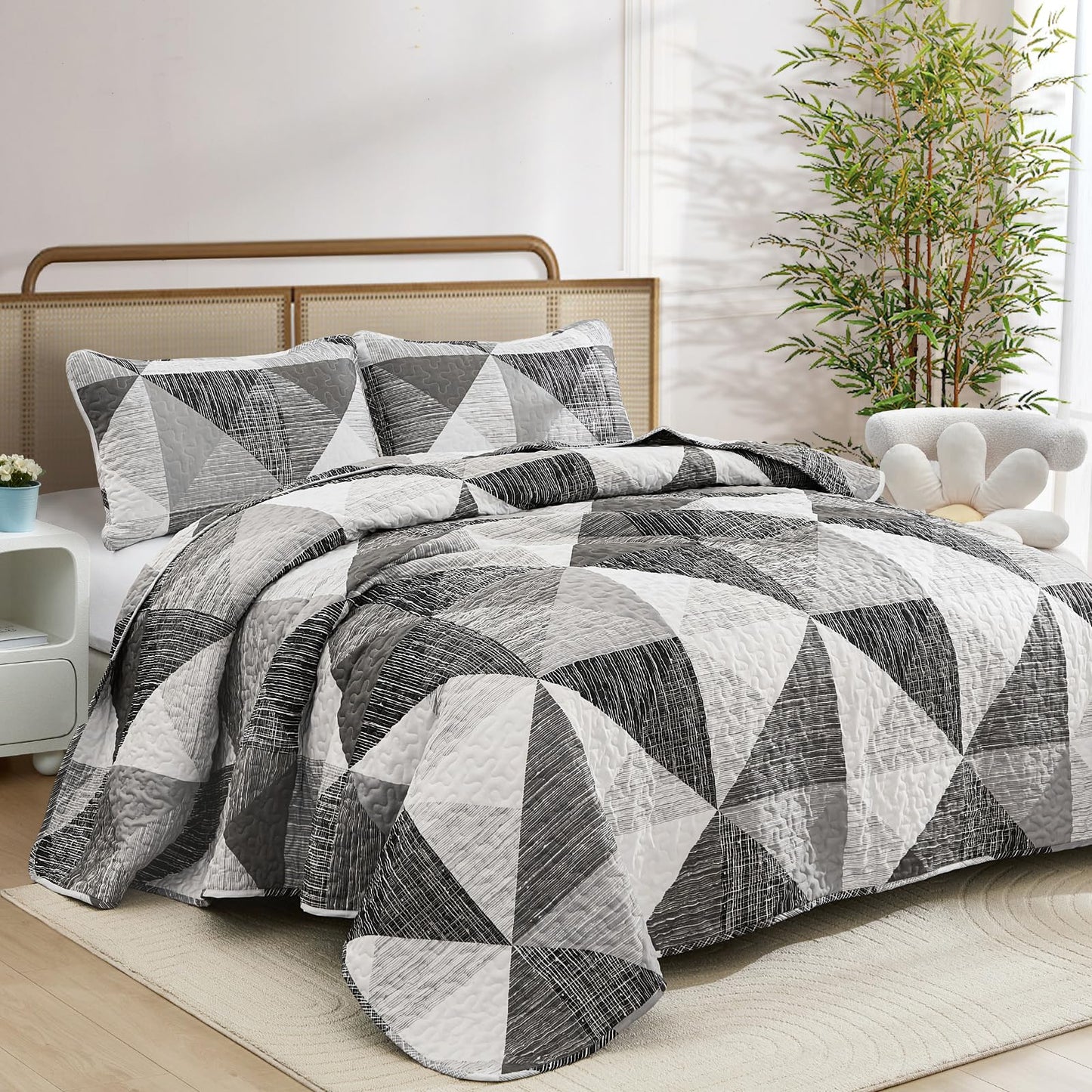 Dintszyayue Quilt Queen Size Grey, 3 Pieces Patchwork Bedspread Bedding for Queen Size Bed, Soft Lightweight Microfiber Geometric Coverlet Set for All Season Quilt with 2 Pillowcases
