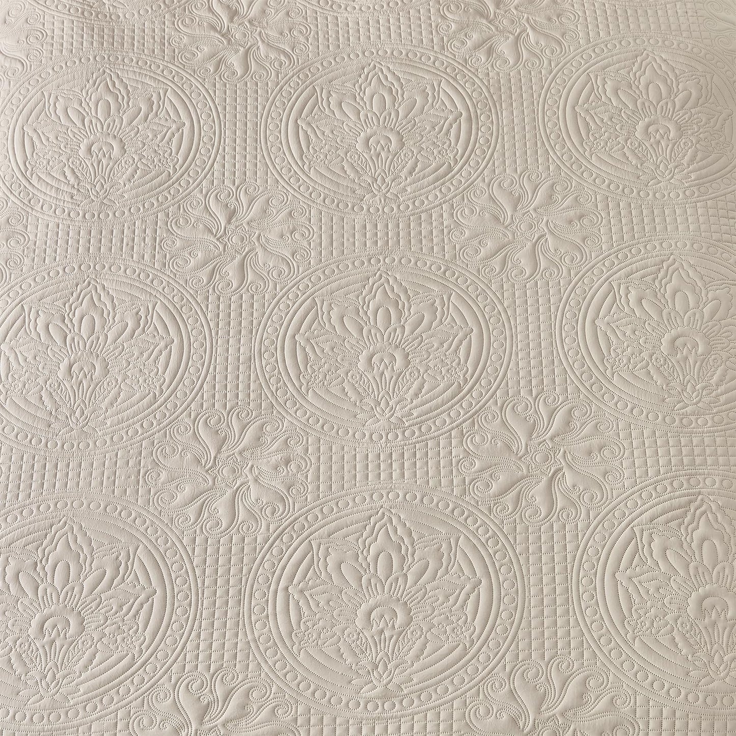 Qucover Oversized King Quilt Bedspread 132x 120, Extra Wide Alaska King Quilt, 3 Piece Soft Microfiber Lightweight Super King Quilts Set, Vintage Persian Pattern, with Pillow Shams, Beige