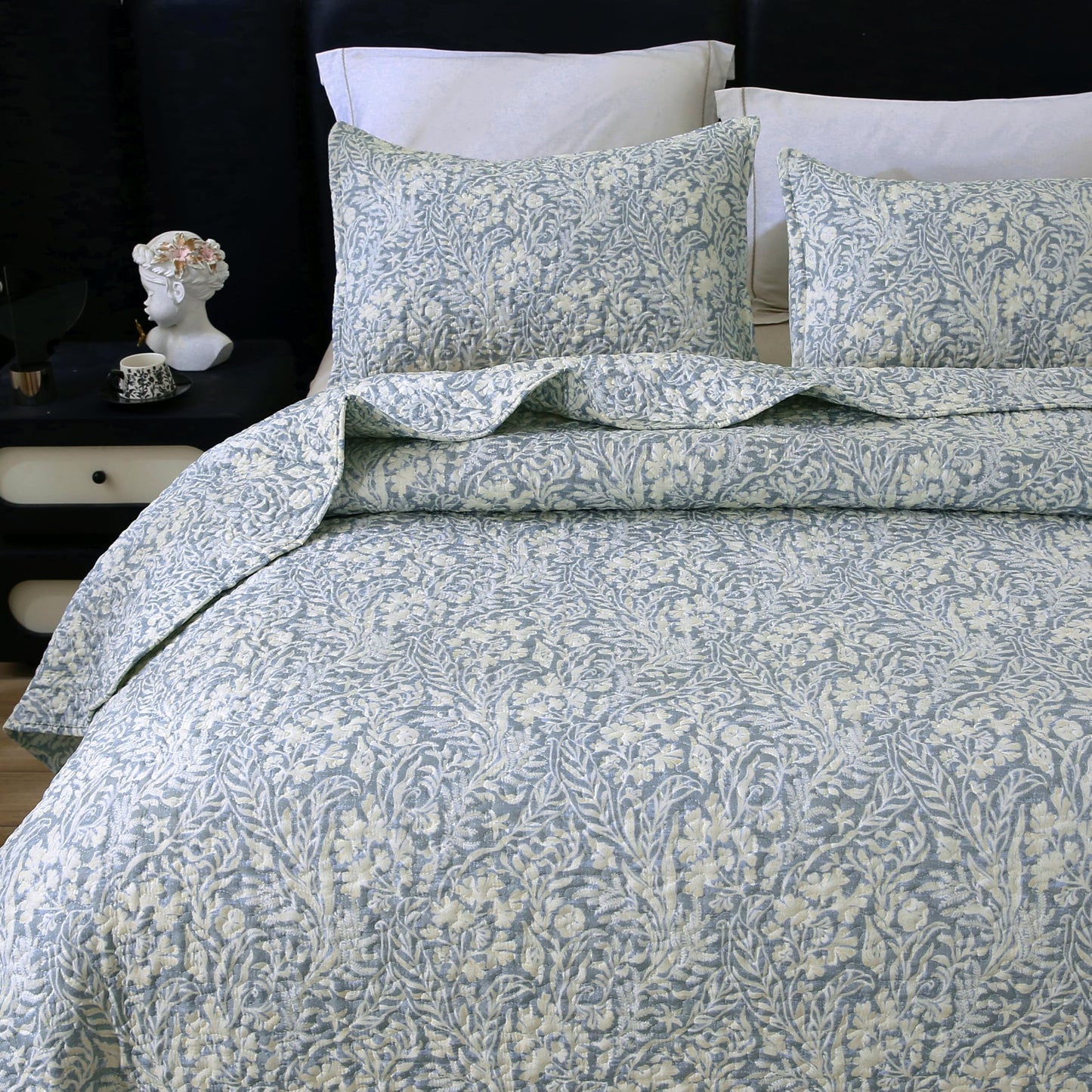 DURLENGEN Botanical Quilt Set King Size 3Pcs, Bluish Grey Printed with Beige Leaves Pattern,Soft Polyester Lightweight Bedspread for All Season Layering(King 106x96,Beige Botanical)