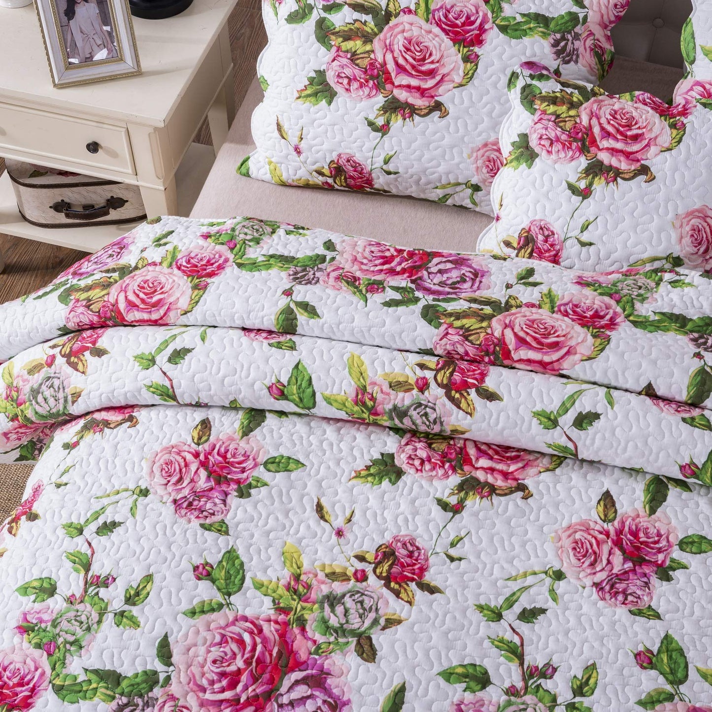 DaDa Bedding Romantic Roses Floral Bedspread Set - Lovely Spring Pink & White Scalloped Colorful Lightweight Breathable - Bright Vibrant Quilted Coverlet w/Pillow Shams - Cal King - 3-Pieces