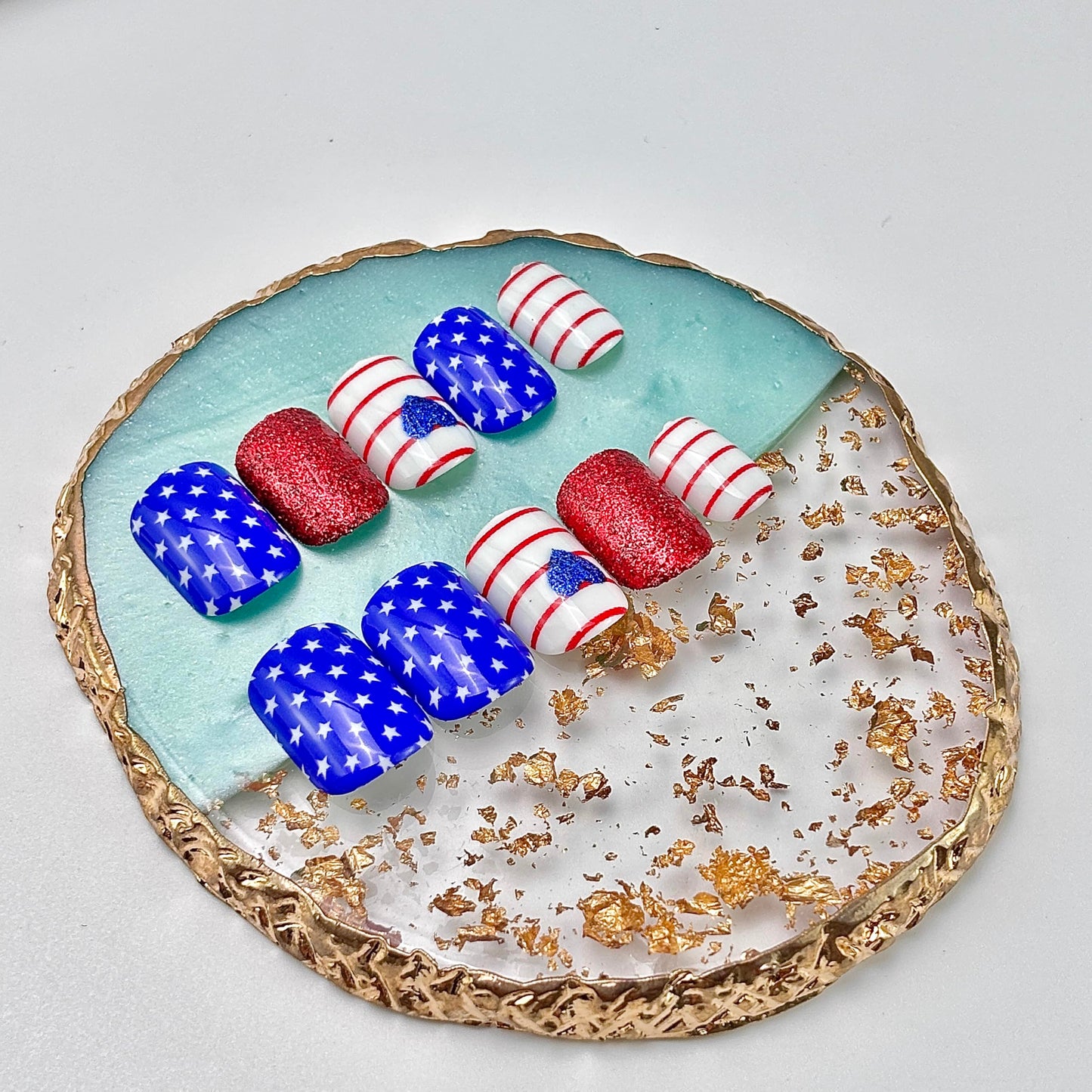 Independence Day Press on Nails Short Oval Fake Nails Red Stripes Glitter Stick on Acrylic Nails Mini Star Heart False Nails Reusable Full Cover Glue on Nails 4th of July Nails for Women Nail Decor