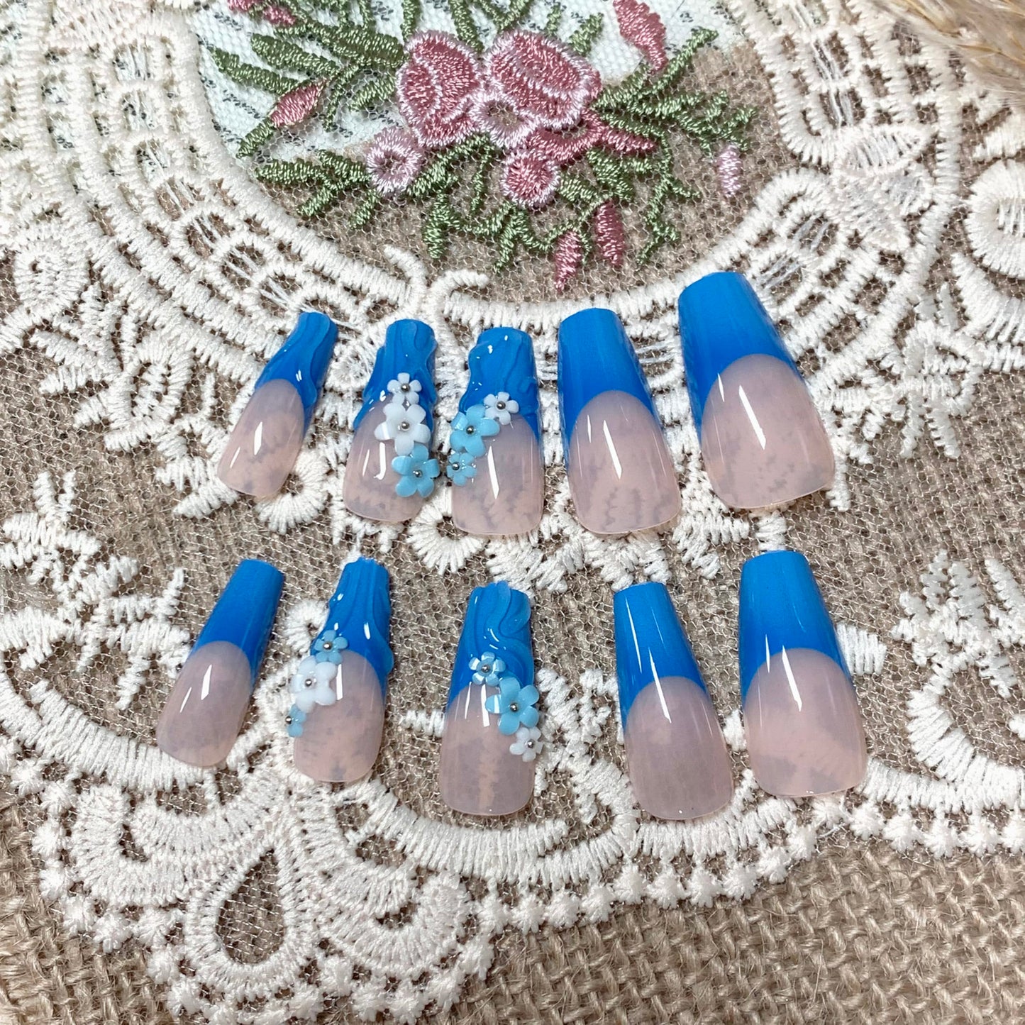 BABALAL Press on Nails Long Coffin Fake Nails Blue French Tip Glue ons with Flower Charm 3D Texture Handmade Design Supplies Art 24Pcs Glossy Manicure Full Cover Acrylic False Nails