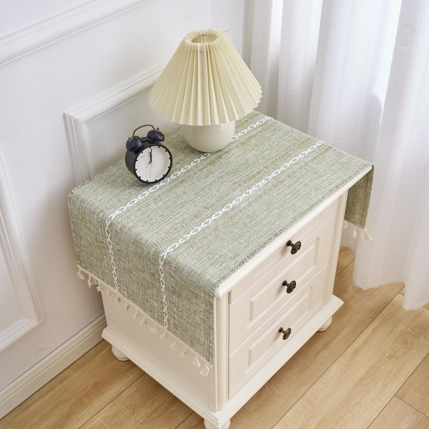 Wuluwala Small Bedside Tablecloth Nightstand Cover Cloth with Tassels Rustic Farmhouse End Table Cloth Linen Side Table Cover Suitable for Living Room Spring Summer Wedding Home Decor, Green