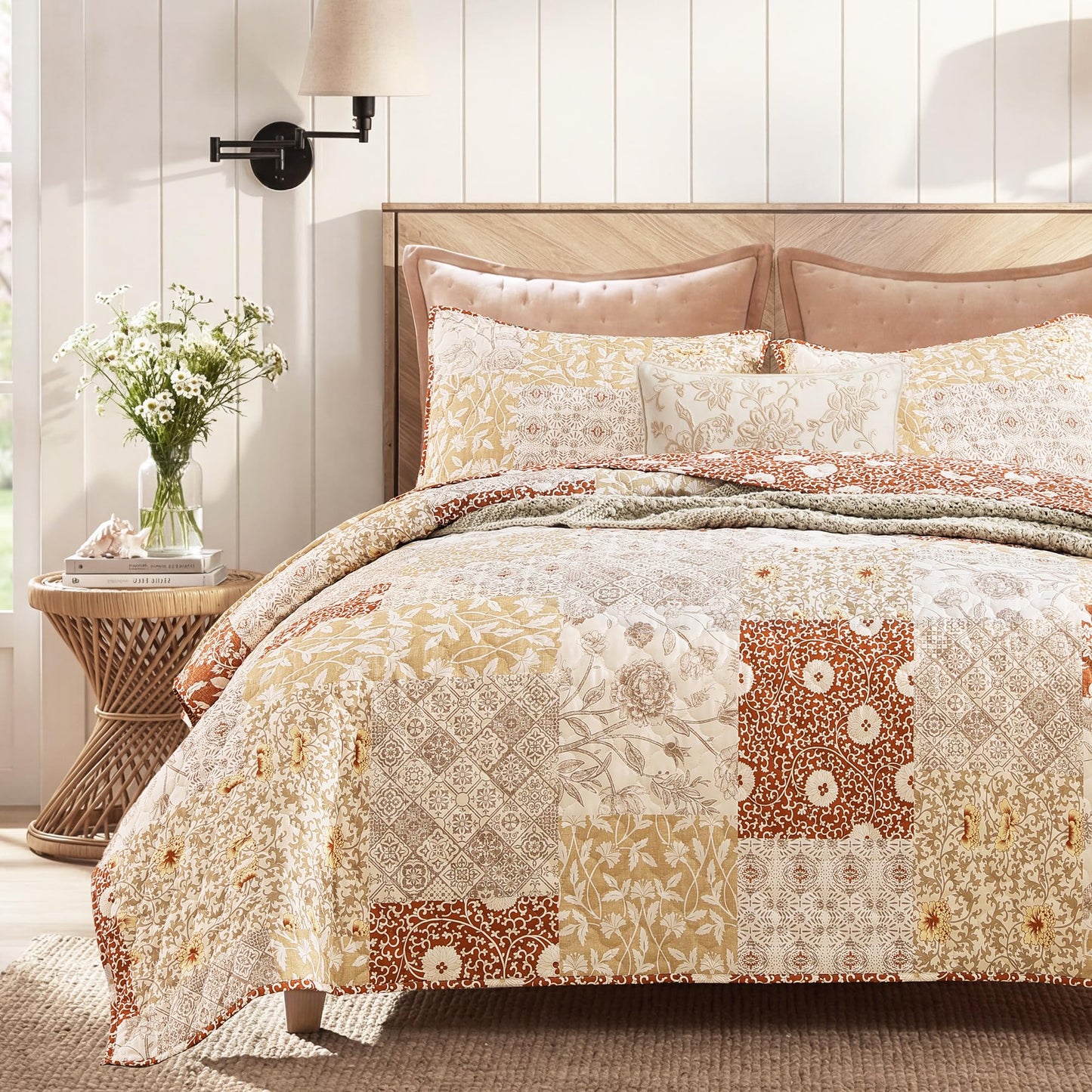 BLOOMHAVEN Quilt Set Queen Size, Patchwork Terracotta Floral Quilt Sets, Reversible Bedspread Lightweight and Breathable for All Seasons, Soft Quilted Bedspread with 2 Pillow Shams