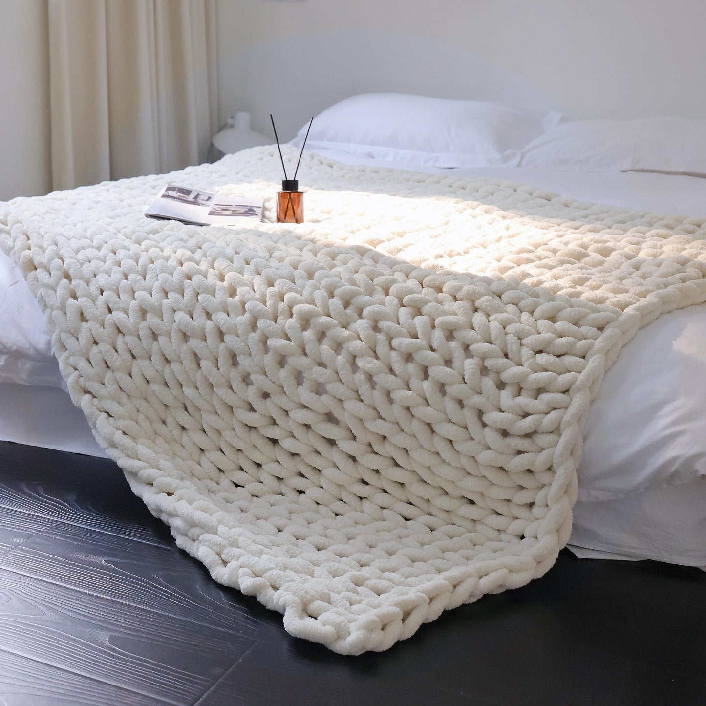 Maetoow Chenille Chunky Knit Blanket Throw （40×50 Inch）, Handmade Warm & Cozy Blanket Couch, Bed, Home Decor, Soft Breathable Fleece Banket,Graduation Gifts, Cream