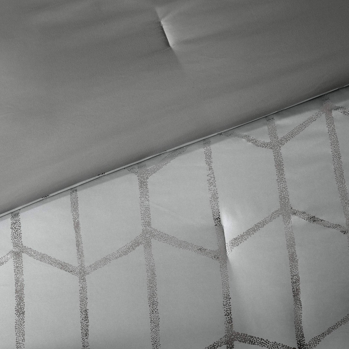 Intelligent Design - ID10-1245 Raina Comforter Set Metallic Print Geometric Design, Modern Trendy All Season Bedding Set, Matching Sham, Decorative Pillow, Grey/Silver, King/Cal King, 5 Piece