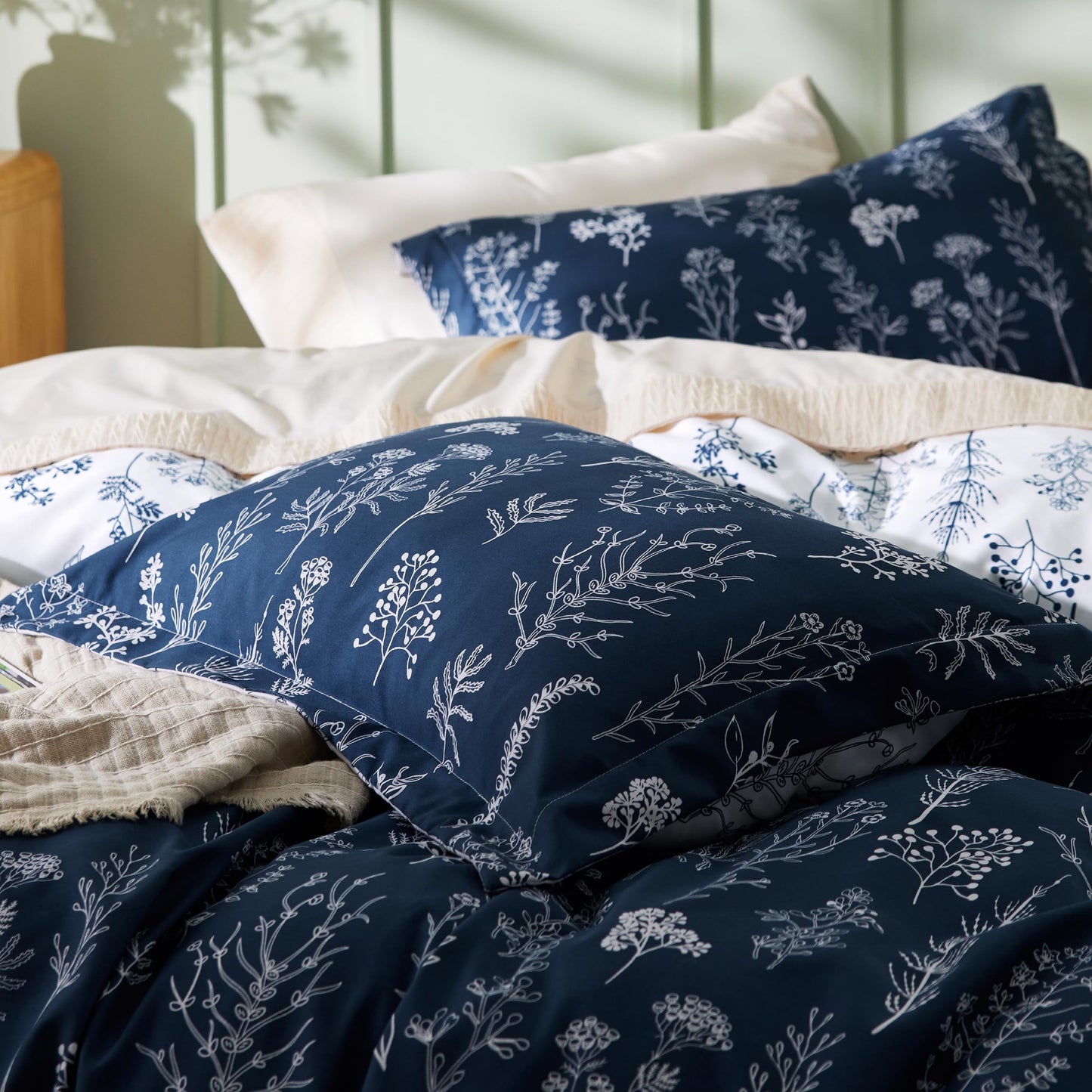 Bedsure Duvet Cover King Size - Reversible Navy Blue King Duvet Cover Set with Zipper Closure, 3 Pieces Floral Patterned Bedding Set with 8 Corner Ties and 2 Pillow Shams