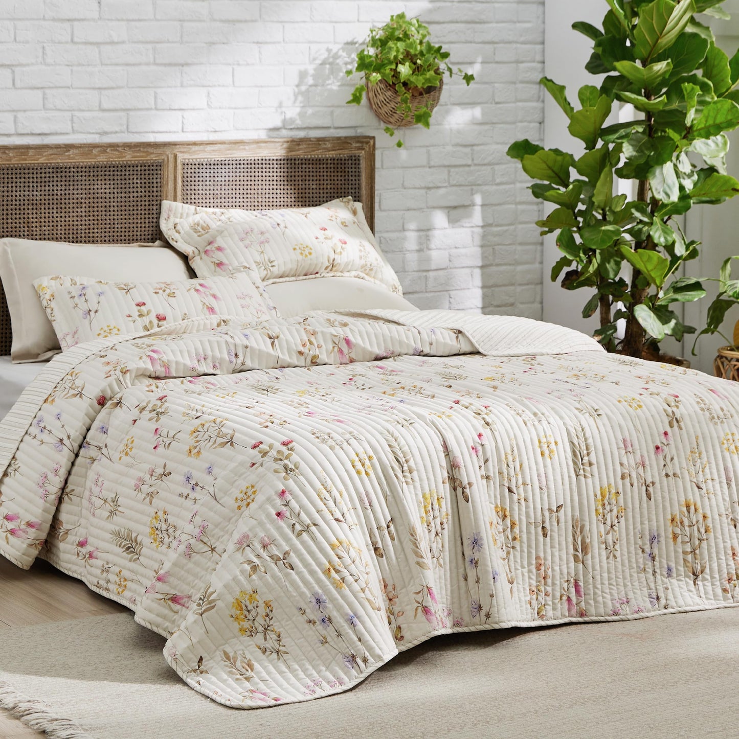 Bedsure Floral Quilt Queen Size - Reversible Botanical Floral Comforter, Spring Lightweight Bedspread Quilt Bedding, Soft Microfiber Coverlet for All Seasons (90"x96")