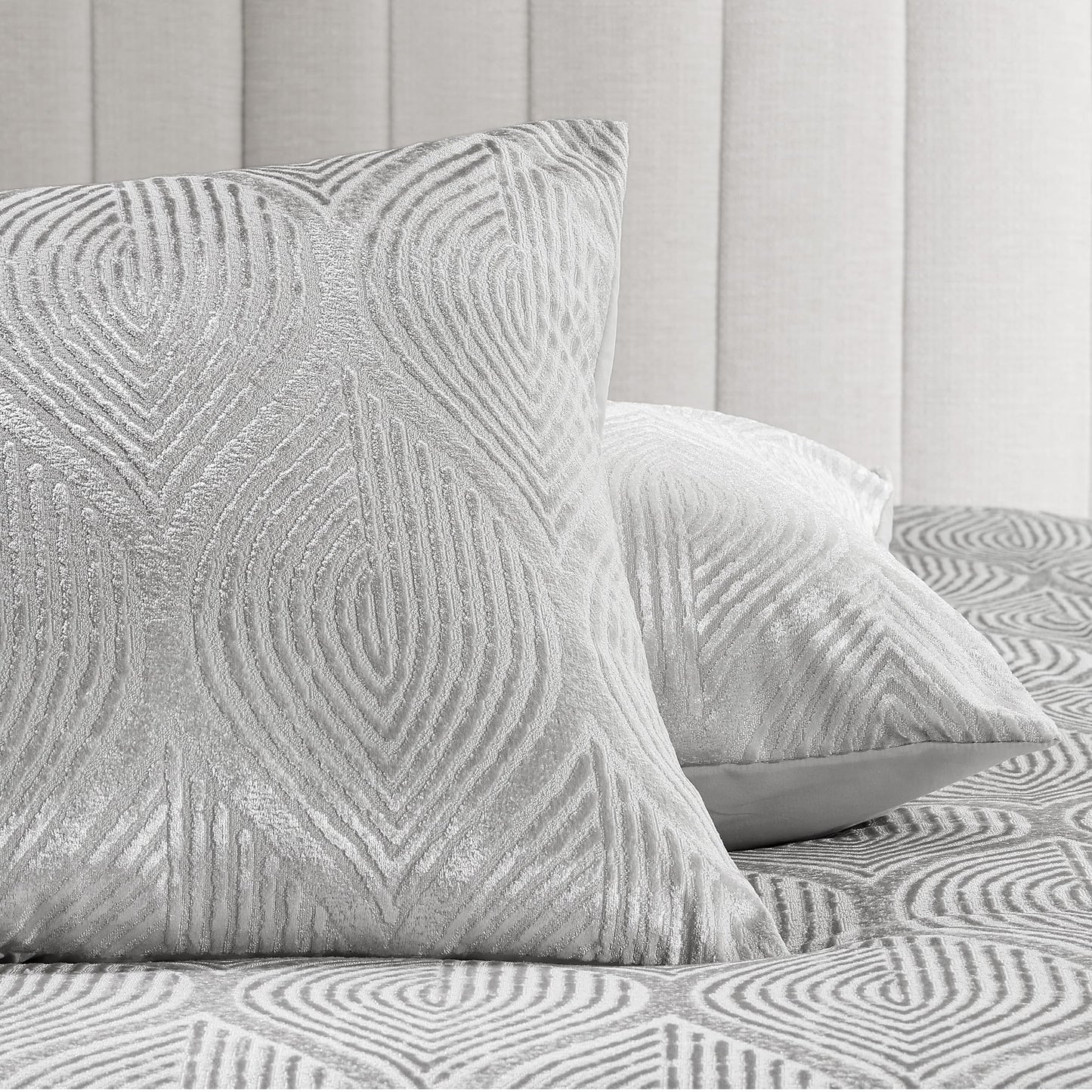 Madison Park 7-Piece Velvet Comforter Set, Jacquard Bedding Sets for All Season, Includes Comforter, Bed Skirt, Pillow Shams and Decorative Pillow, Queen/King/Cal King, Nocturne, Grey