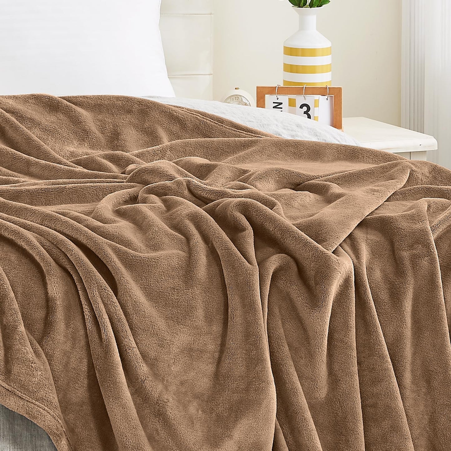 KMUSET Brown Fleece Throw Blanket for Couch - Warm Cozy Soft Lightweight Blankets All Seasons Suitable 50 x 60 inches