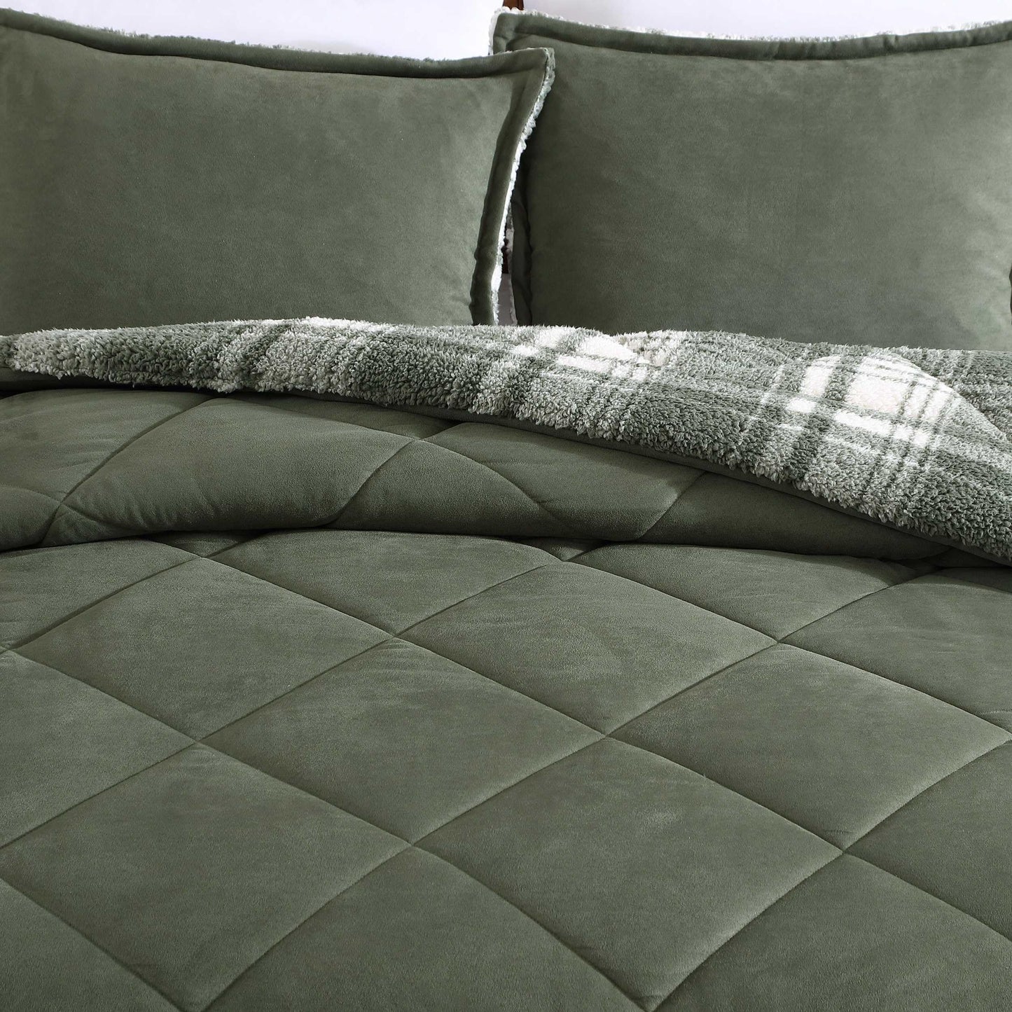 Eddie Bauer - Queen Comforter Set, Microsuede Bedding with Soft Plush Faux Shearling Reverse, 3 Piece Bed Set with Matching Pillowcases (Big Lake Plaid Green)