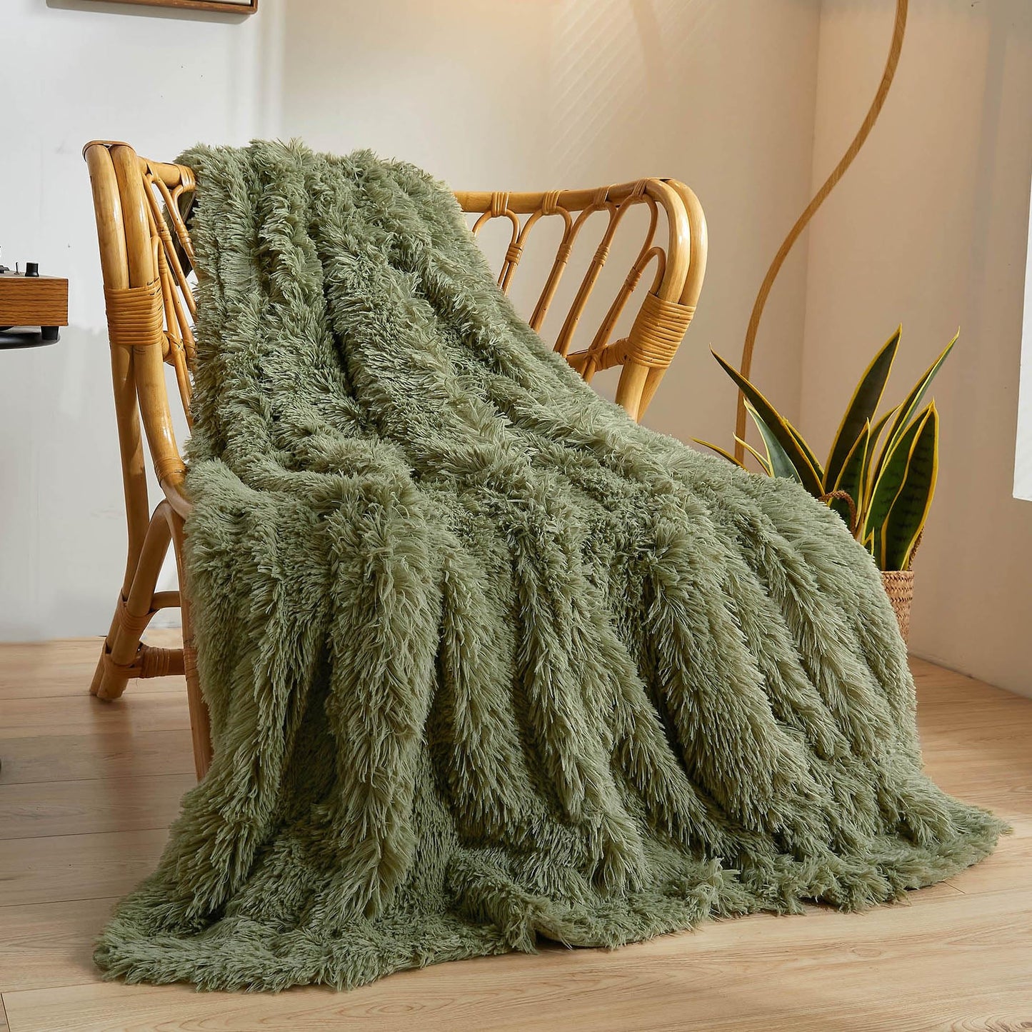 XeGe Luxury Faux Fur Throw, Moss Green Soft 50x60 Fluffy Blanket, Shaggy Plush Decorative Couch Throw, Cute Furry Throw Fuzzy Office Lap Blanket for Bedroom Living Room, Sage Green