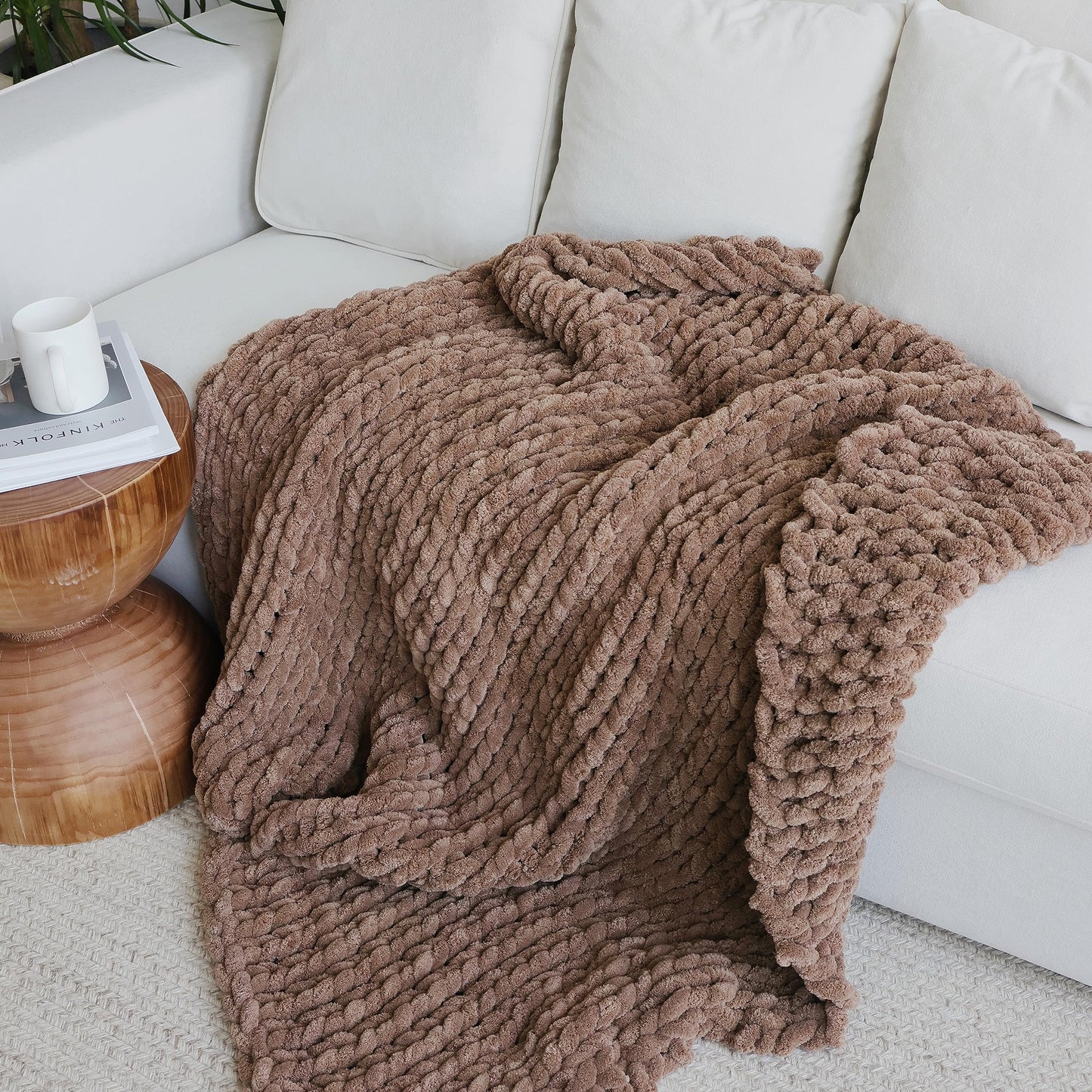 Maetoow Tighter Version Chenille Chunky Knit Blanket Throw （40×50 Inch）, Handmade Warm & Cozy Blanket Couch, Bed, Home Decor, Soft Fleece Banket, Boho Thick Blankets and Giant Yarn Throws，Brown