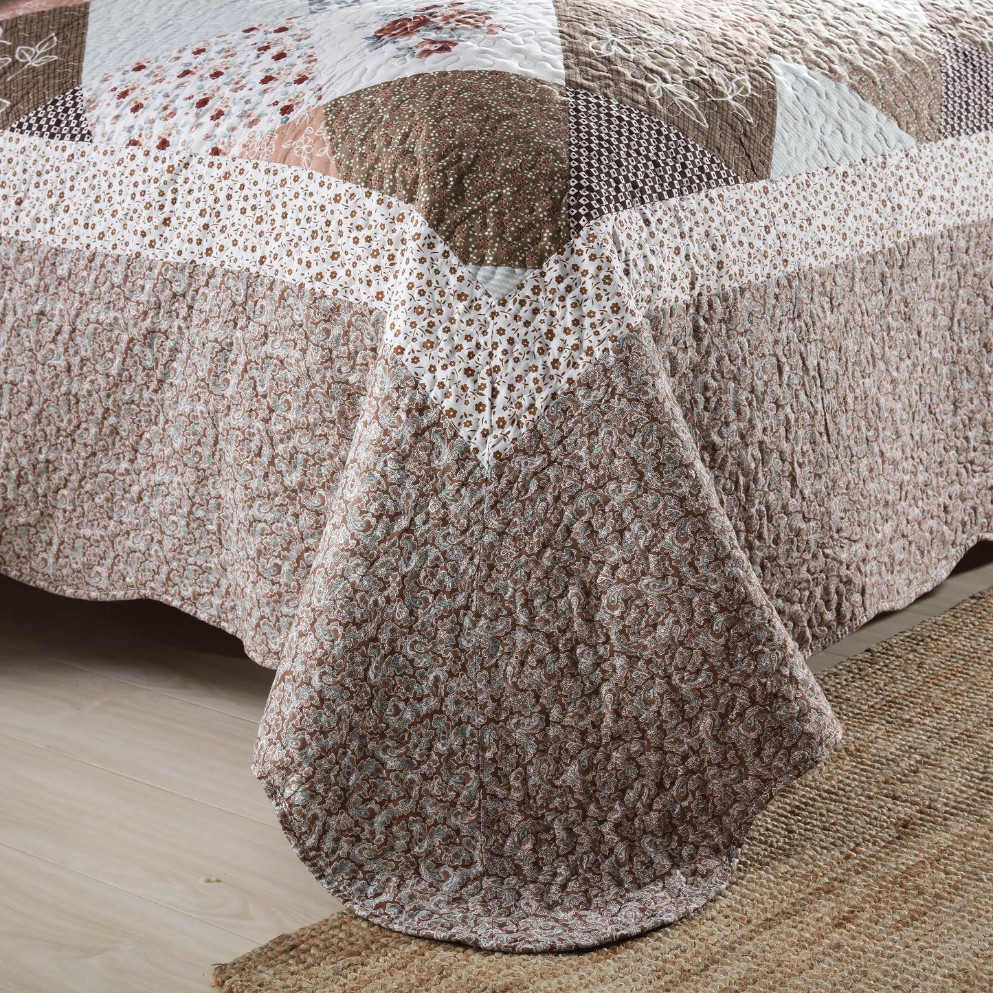 Etwel Lightweight Patchwork Queen Size Quilt Set - Breathable Reversible Cotton Bedspread for Hot Sleepers, Farmhouse Floral Bedding Set with 2 Pillow Shams for All Season (90"x98", Brown Flower)