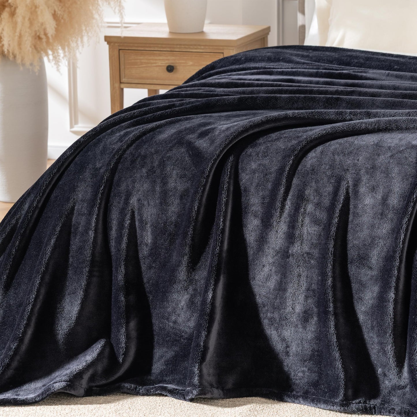 Sushing Micorfiber Fleece Blanket, Heavyweight Warm Plush Blanket, Room Home Decor for Couch Bed Sofa, 70in x 90in, Black
