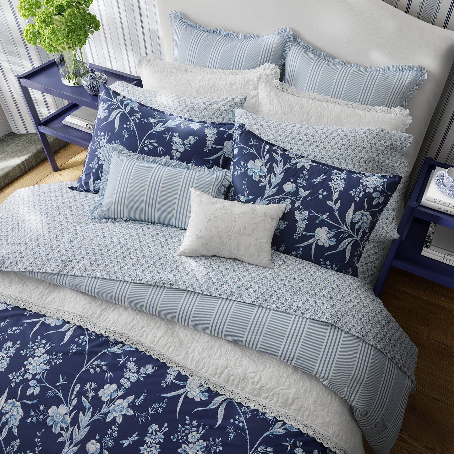 Laura Ashley – Queen Comforter Set, Reversible Floral Bedding with Matching Shams & Bonus Decorative Pillow Covers, Medium Weight, 7-Piece, College Dorm Room Essentials (Branch Toile Blue)