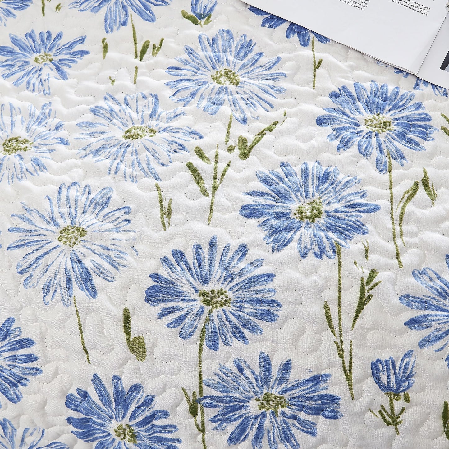 WHWODIDE Boho Floral Quilt Set King Lightweight Microfiber Bedspread Coverlet, Soft All Season Bedding with 2 Pillow Shams, Vintage Botanical Daisy Blue Flower Pattern (Daisy Blue, King)