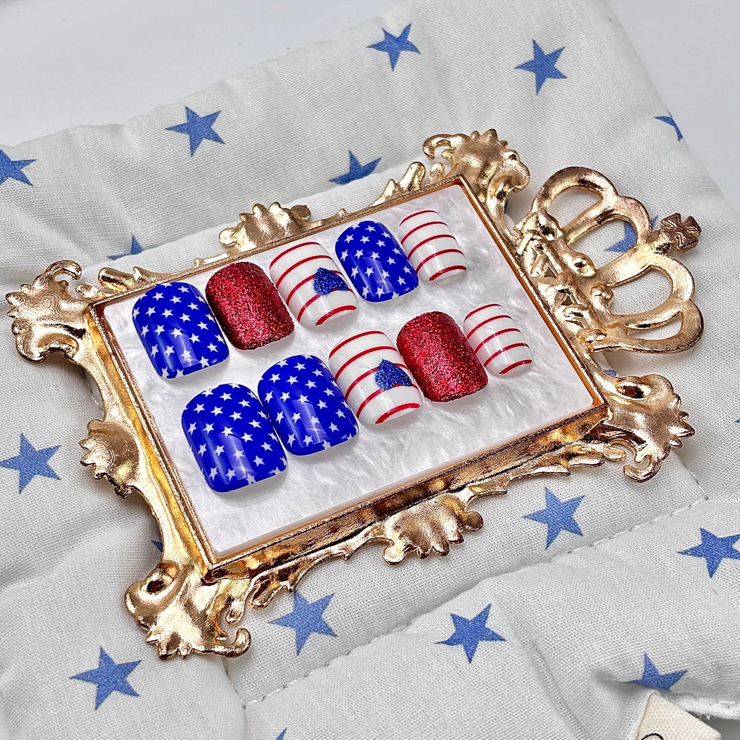 Independence Day Press on Nails Short Oval Fake Nails Red Stripes Glitter Stick on Acrylic Nails Mini Star Heart False Nails Reusable Full Cover Glue on Nails 4th of July Nails for Women Nail Decor