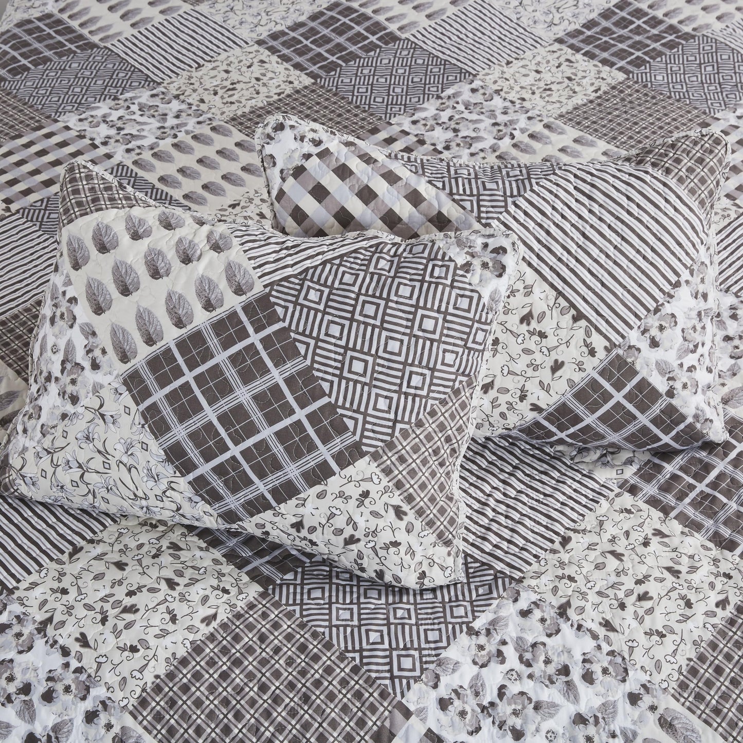 Virah Bella Quilt Bedding Set in Full/Queen Phyllis Dobbs Charming Grays Printed Lightweight Reversible Quilt with 2 Matching Pillow Shams - Cozy & Beautiful Contemporary-Themed Bedding