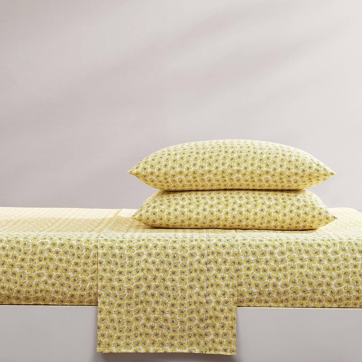 Betsey Johnson - Queen Size Sheet Set, Ultra-Soft & Lightweight Bedding with Pillowcases, Fully Elastic Fitted Sheet, Deep Pocket, Floral Room Decor (Sunflower Field Yellow)