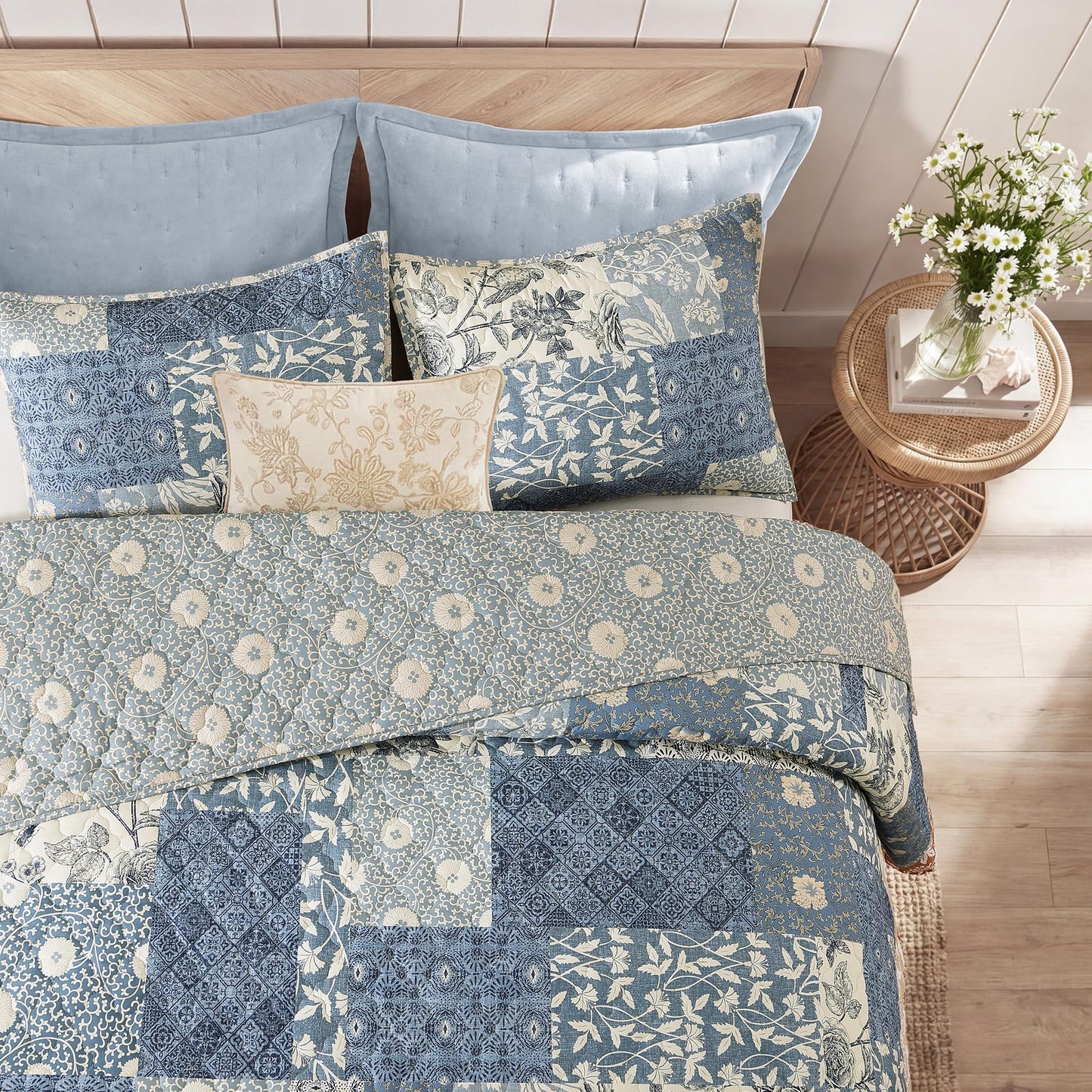 BLOOMHAVEN Quilt Set Queen Size, Patchwork Blue Floral Quilt Sets, Reversible Bedspread Lightweight and Breathable for All Seasons, Soft Quilted Bedspread with 2 Pillow Shams