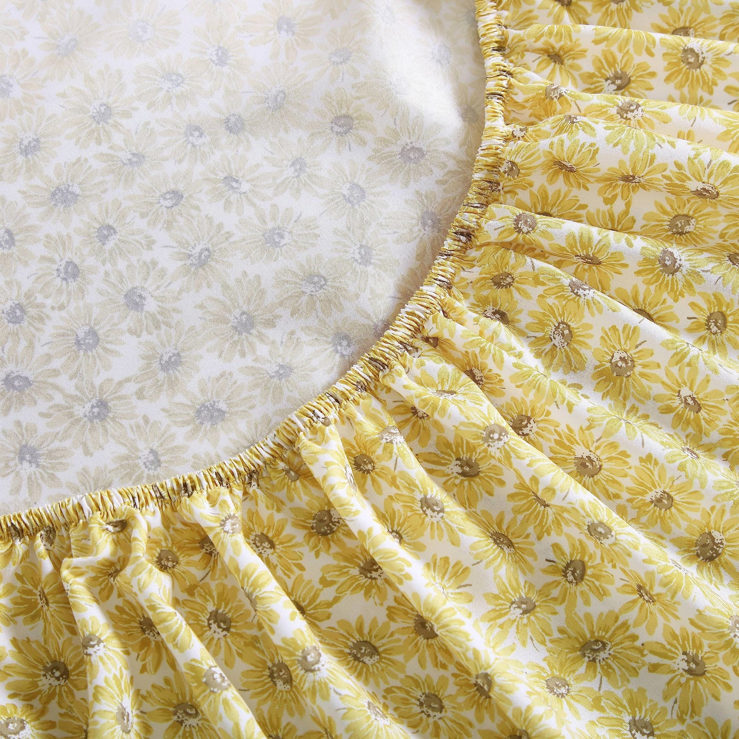 Betsey Johnson - Queen Size Sheet Set, Ultra-Soft & Lightweight Bedding with Pillowcases, Fully Elastic Fitted Sheet, Deep Pocket, Floral Room Decor (Sunflower Field Yellow)
