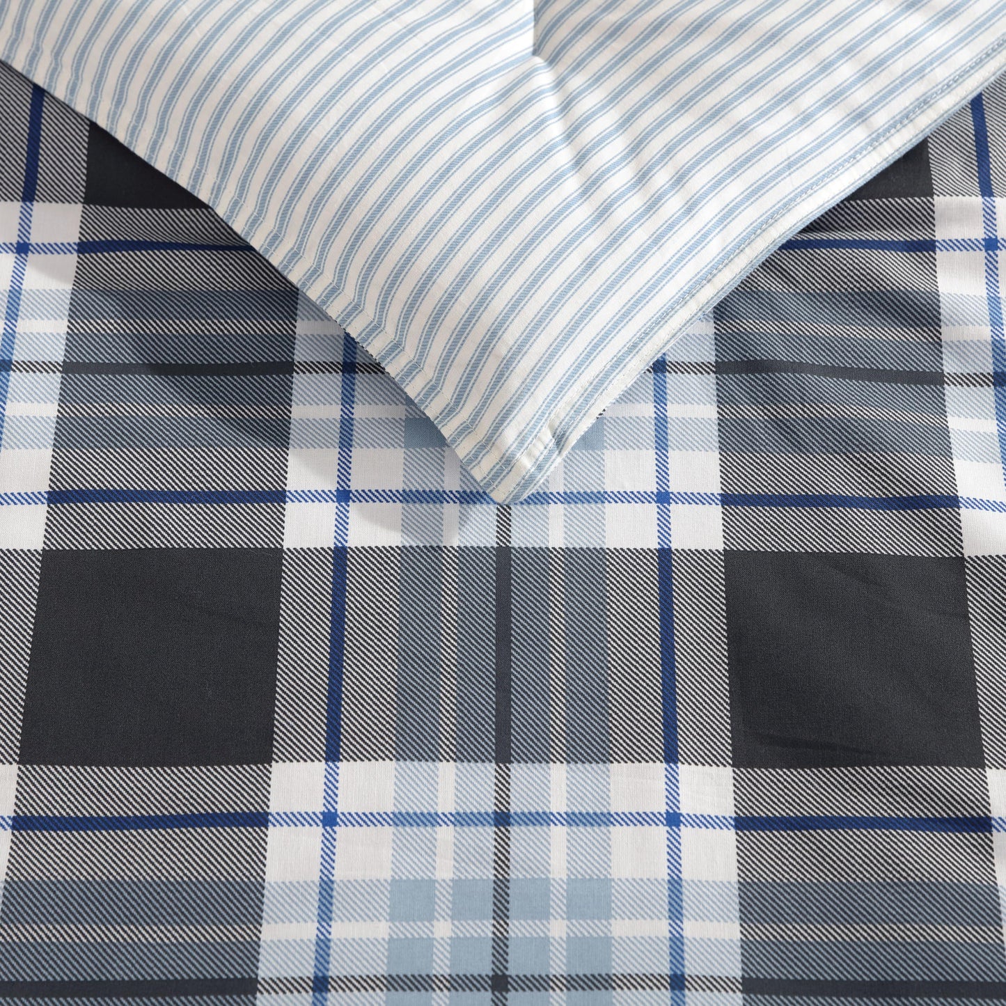 Eddie Bauer - Queen Comforter Set with Shams, Cotton Reversible Bedding, Medium Weight All-Season, Dorm Room Essentials, Lewis Plaid Navy
