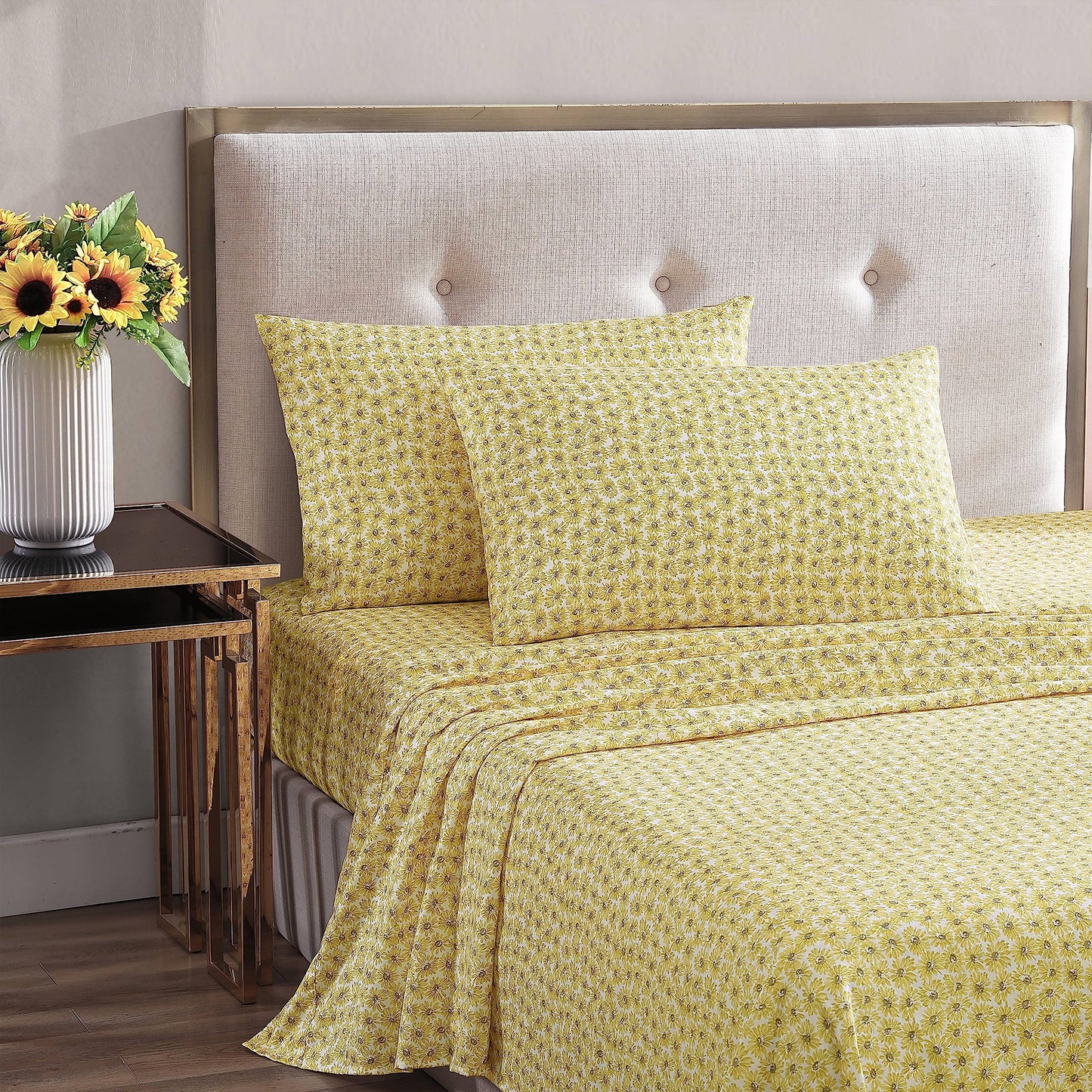 Betsey Johnson - Queen Size Sheet Set, Ultra-Soft & Lightweight Bedding with Pillowcases, Fully Elastic Fitted Sheet, Deep Pocket, Floral Room Decor (Sunflower Field Yellow)