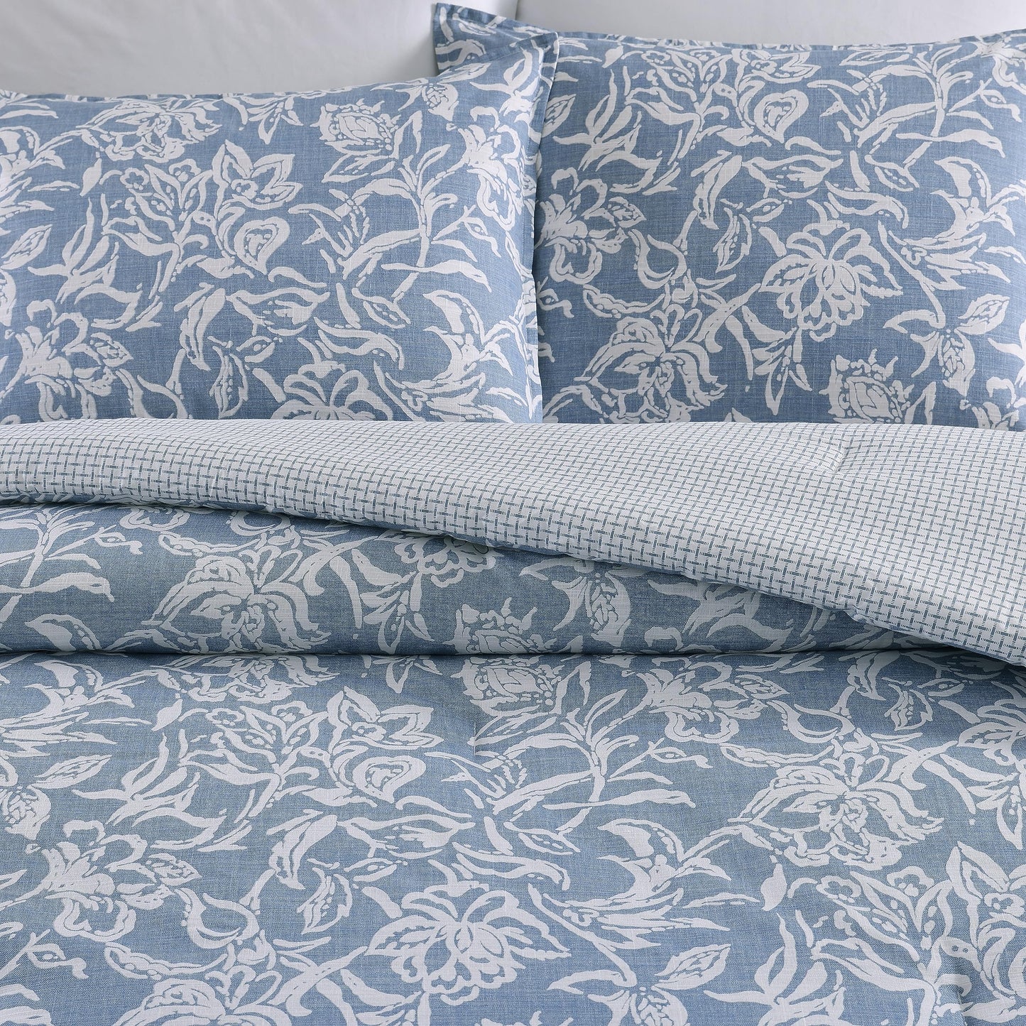 Nautica – Queen Comforter Set, Reversible Bedding with Matching Shams, Floral Room Decor, College Dorm Room Essentials (Tortola Blue)